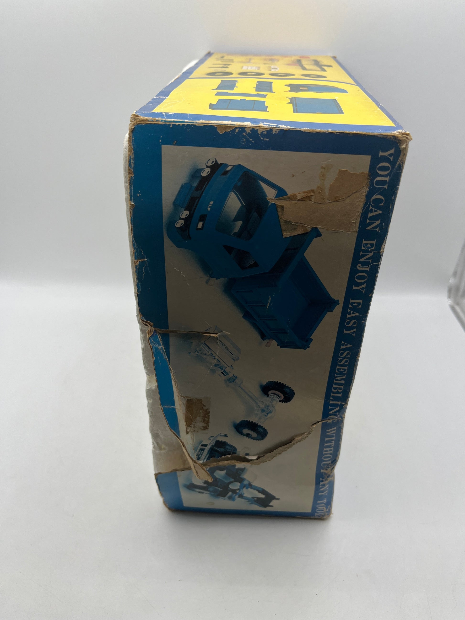 Daiya Japan 1:20 ISUZU ELF TRUCK Battery Operated Toy Car Kit`75 FRENLY BRICKS - Open 7 Days