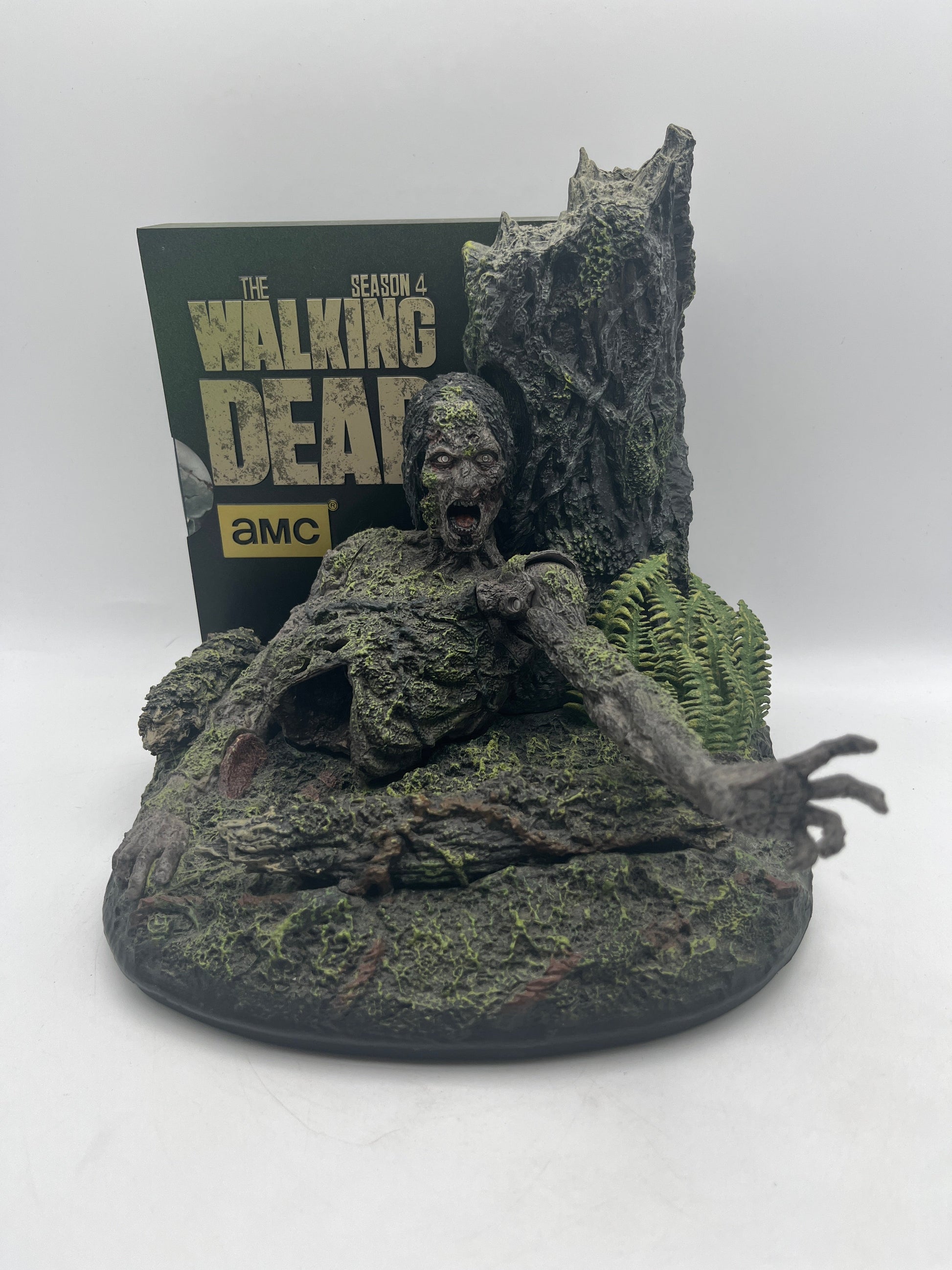 The Walking Dead Season 4 Special Limited Edition Blu-ray Tree Walker Statue FRENLY BRICKS - Open 7 Days