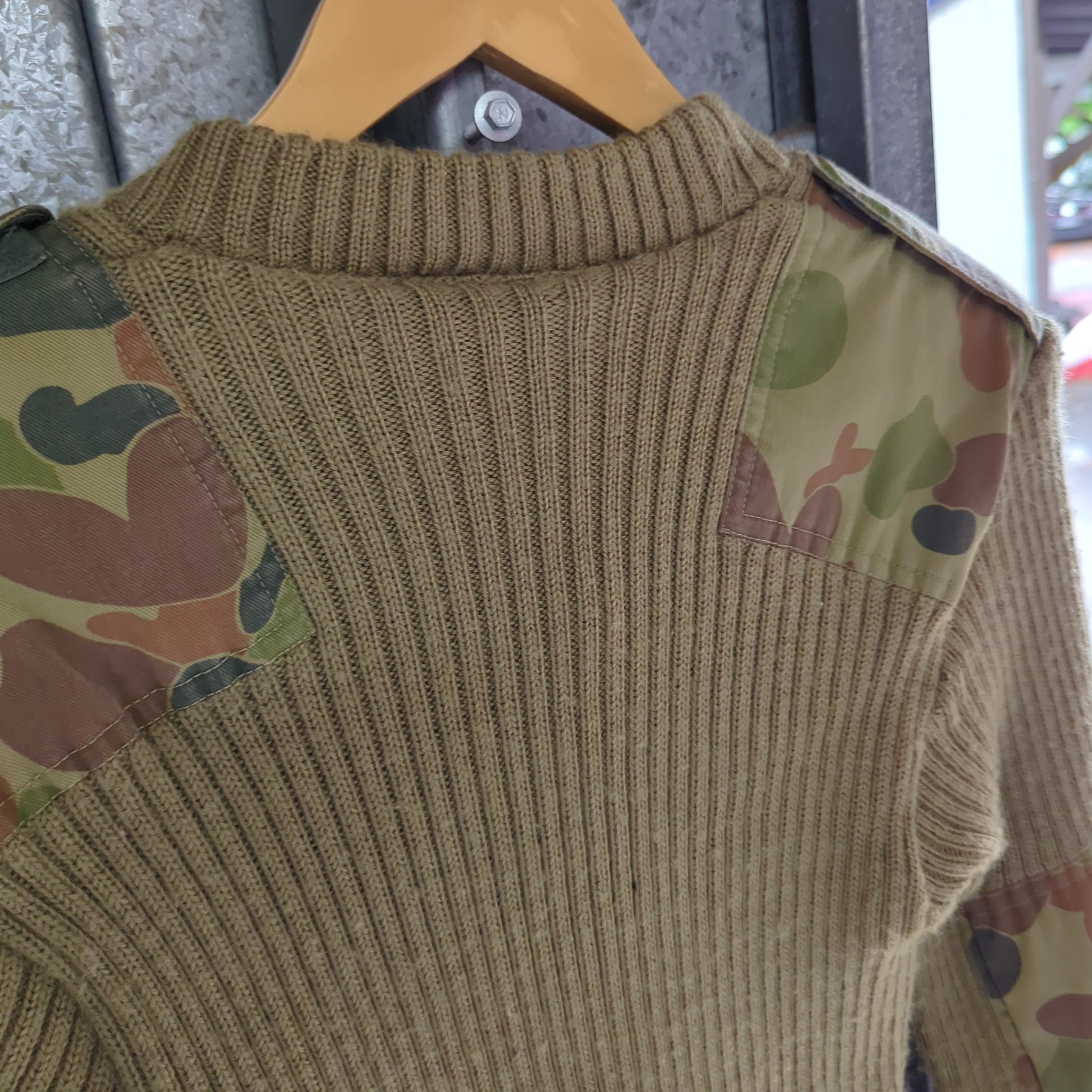 Australian Army / ADF 1993 Howard green & camo jumper Size approx L 85-95s CM battle worn? FRENLY BRICKS - Open 7 Days