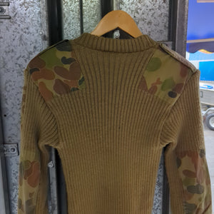 Australian Army / ADF 1993 Howard green & camo jumper Size approx L 85-95s CM battle worn? FRENLY BRICKS - Open 7 Days