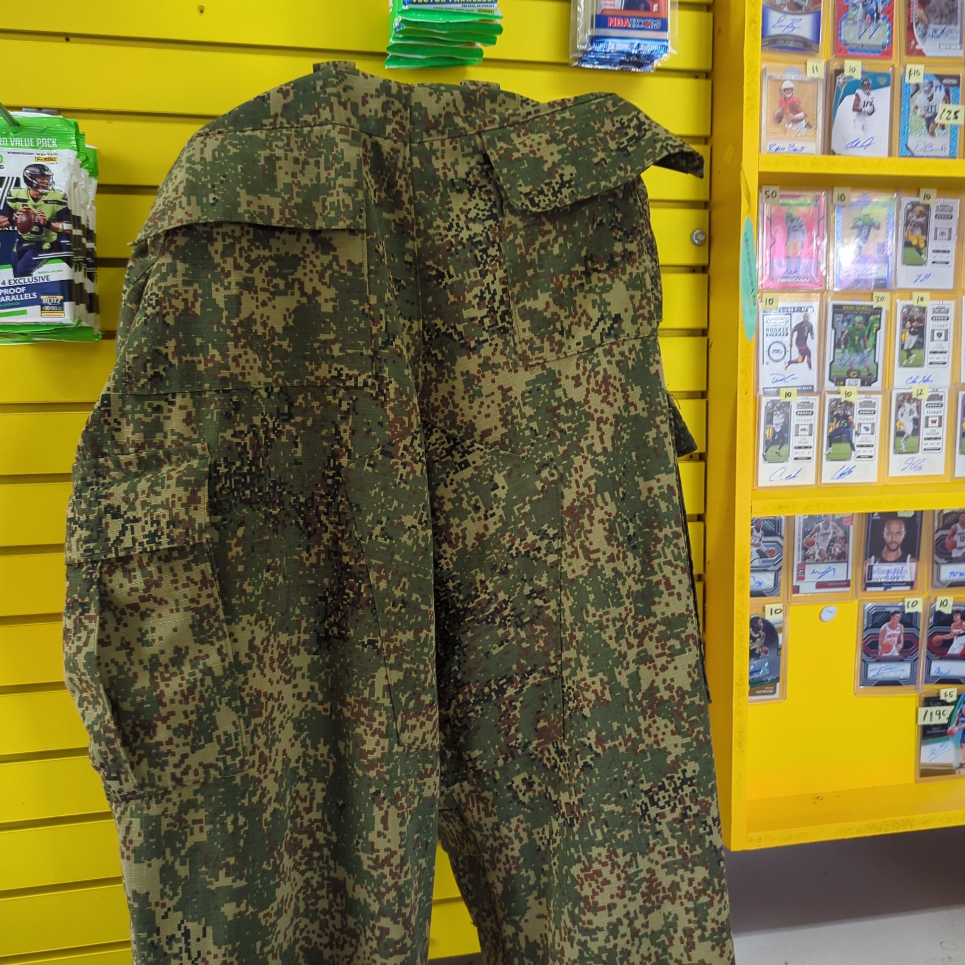 ARMY CAMO GERMAN PANTS see photos FRENLY BRICKS - Open 7 Days