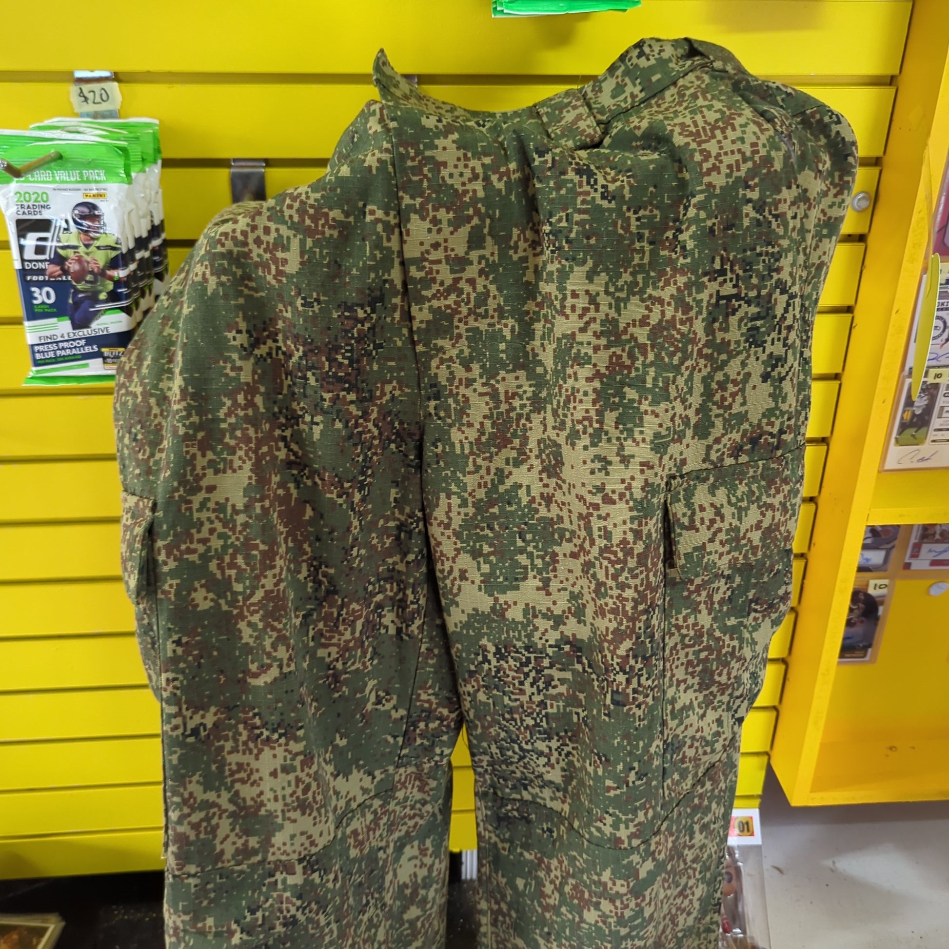 ARMY CAMO GERMAN PANTS see photos FRENLY BRICKS - Open 7 Days