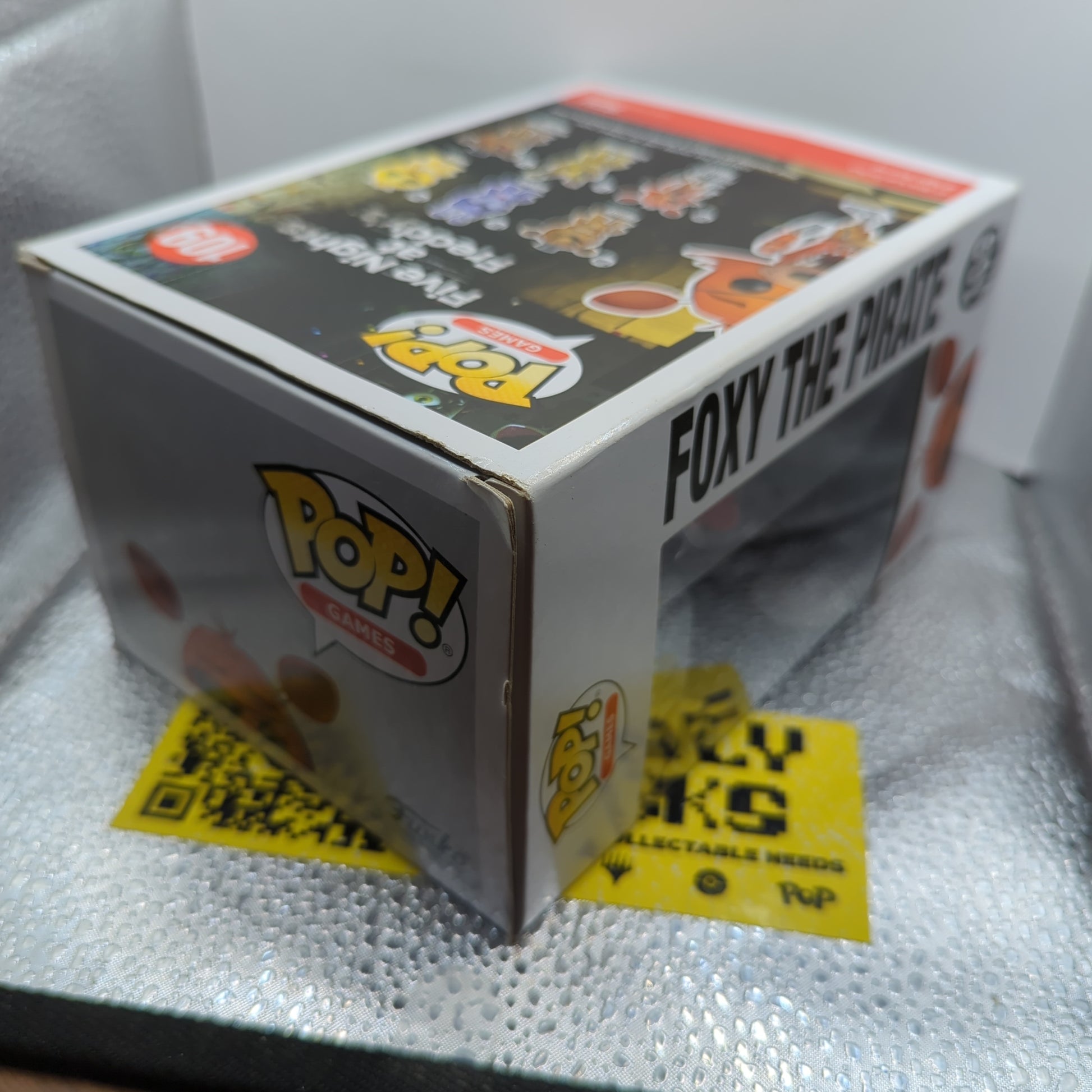 Funko Pop Games FIVE NIGHTS AT FREDDY'S - Foxy the Pirate Glow Exclusive #109 FRENLY BRICKS - Open 7 Days