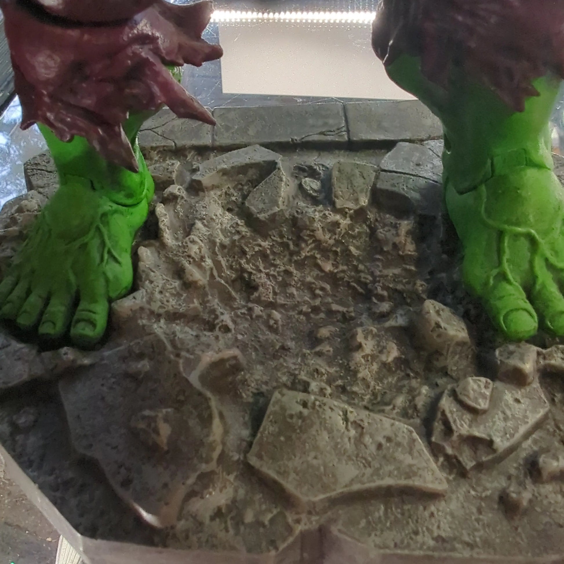 2013 DST Marvel Diamond Select Incredible RAMPAGING Hulk Figure 10"  WITH BASE FRENLY BRICKS - Open 7 Days