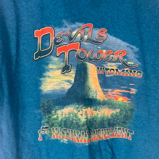 Devils Tower Wyoming size Large CREW T FRENLY BRICKS - Open 7 Days