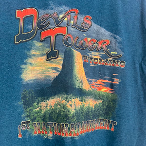 Devils Tower Wyoming size Large CREW T FRENLY BRICKS - Open 7 Days