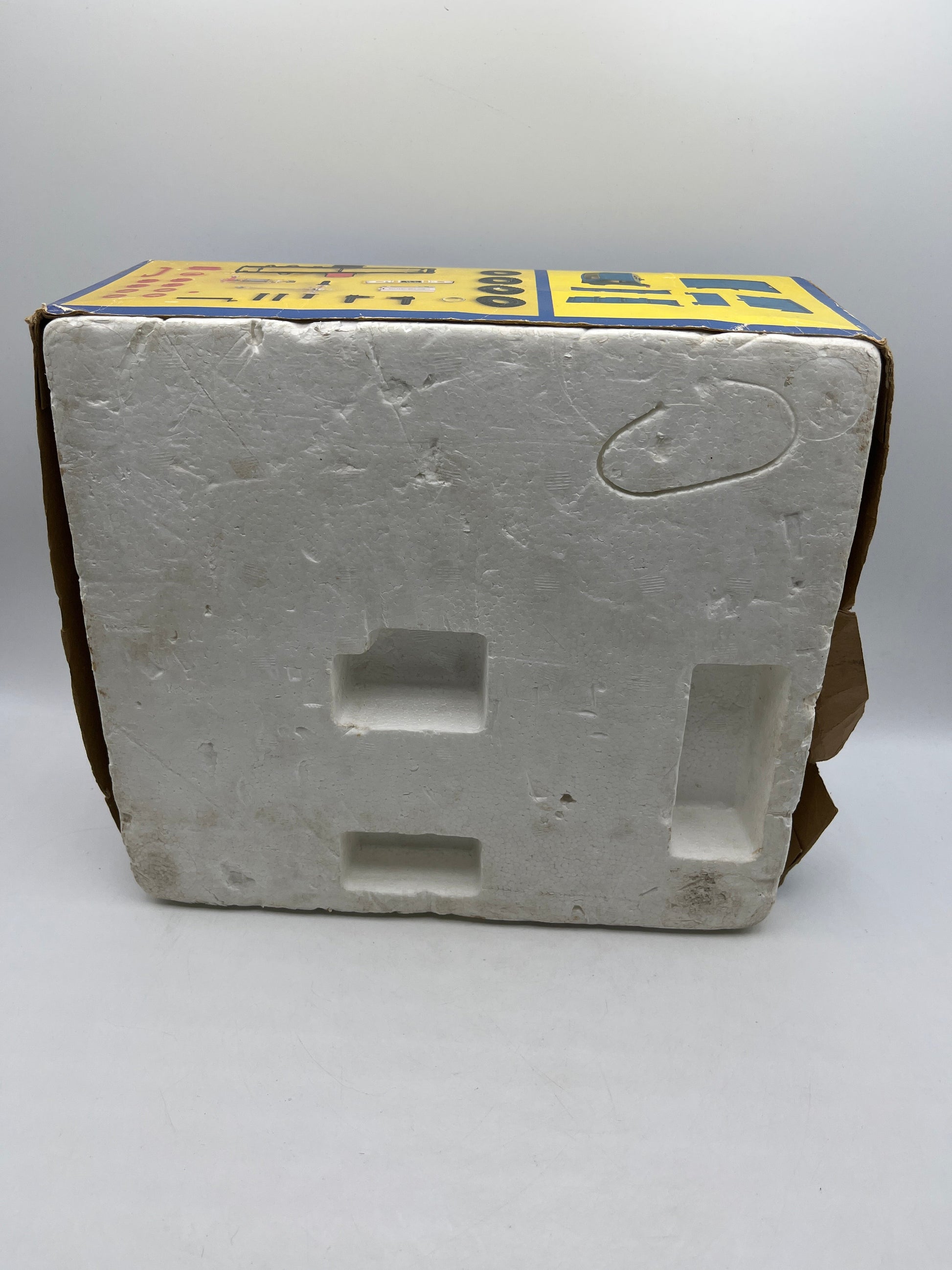 Daiya Japan 1:20 ISUZU ELF TRUCK Battery Operated Toy Car Kit`75 FRENLY BRICKS - Open 7 Days