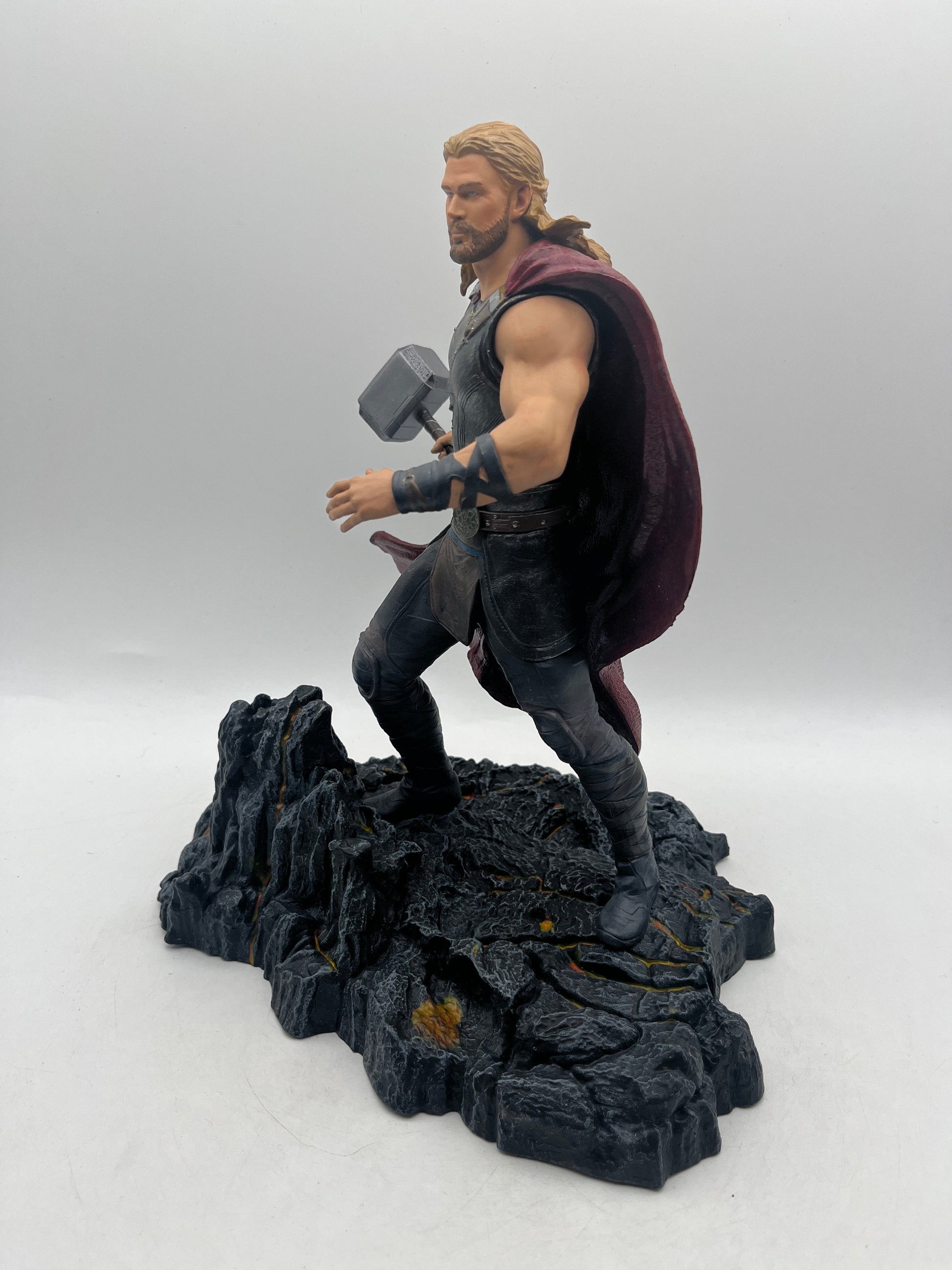 Diamond Select Toys Marvel Gallery Thor: Ragnarok Thor FRENLY BRICKS - Open 7 Days