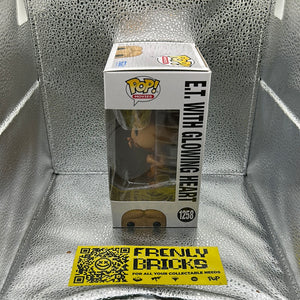 POP Vinyl 1258 Movies ET E.T. With Glowing Heart￼ FRENLY BRICKS - Open 7 Days