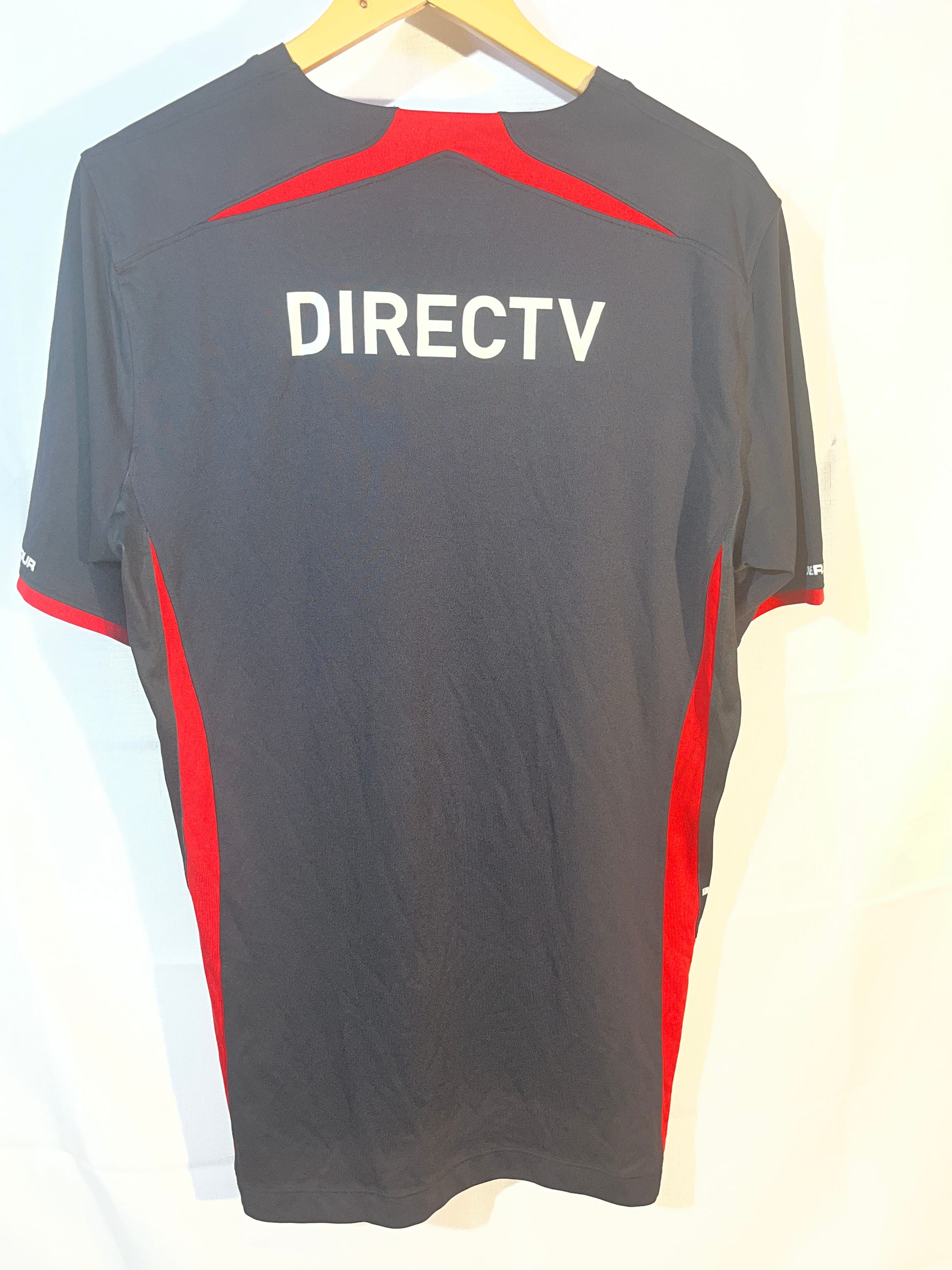 Under Armour Colo Colo Chile Soccer Team Jersey Large Red/Black image 6