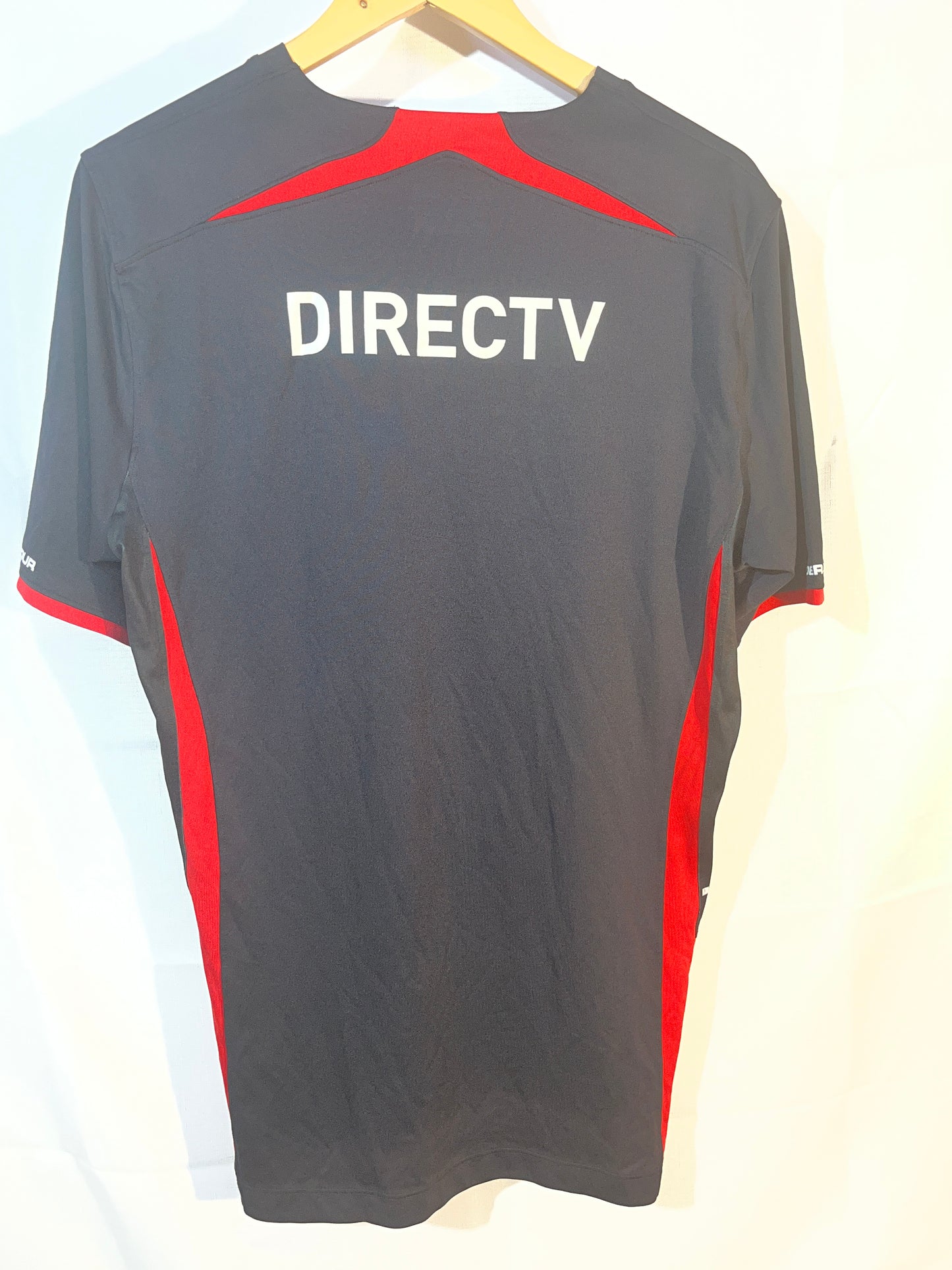 Under Armour Colo Colo Chile Soccer Team Jersey Large Red/Black