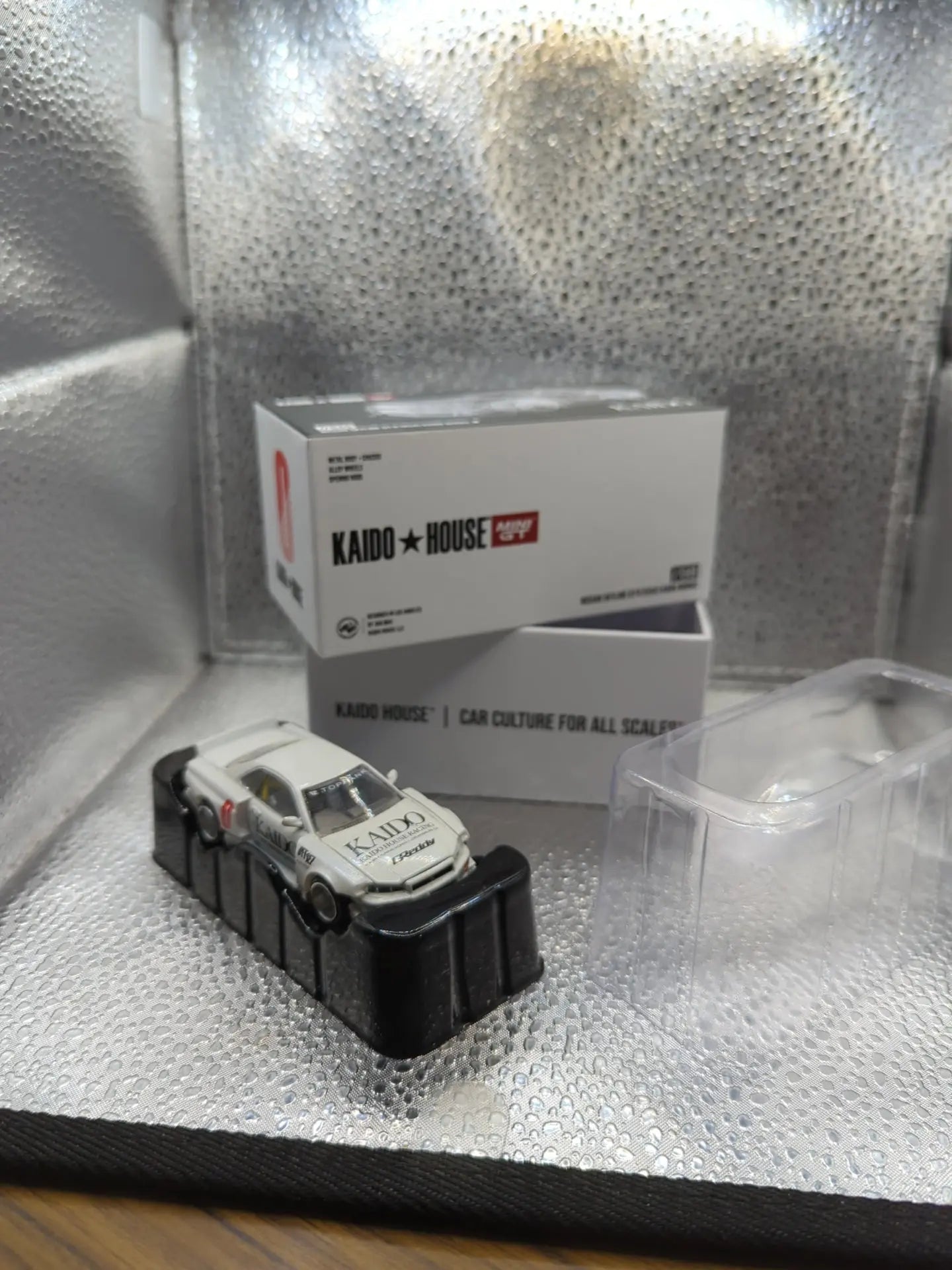 Kaido House x Mini GT Nissan Skyline GT-R R34 Works V1 KHMG049 1/64 WHITE FRENLY BRICKS - Open 7 Days