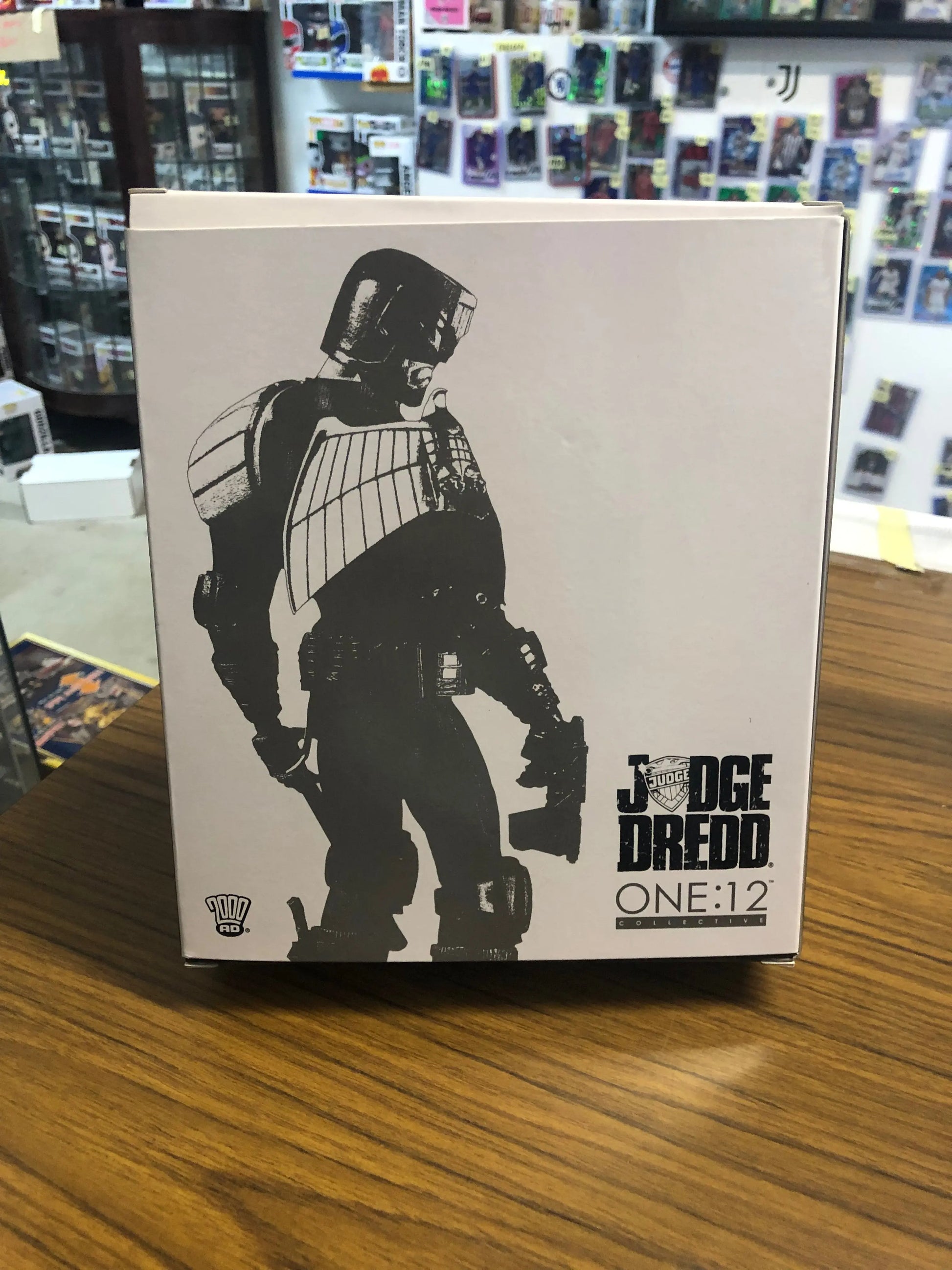 Mezco One:12 JUDGE DREDD Black & White NYCC 2015 Exclusive New FRENLY BRICKS - Open 7 Days