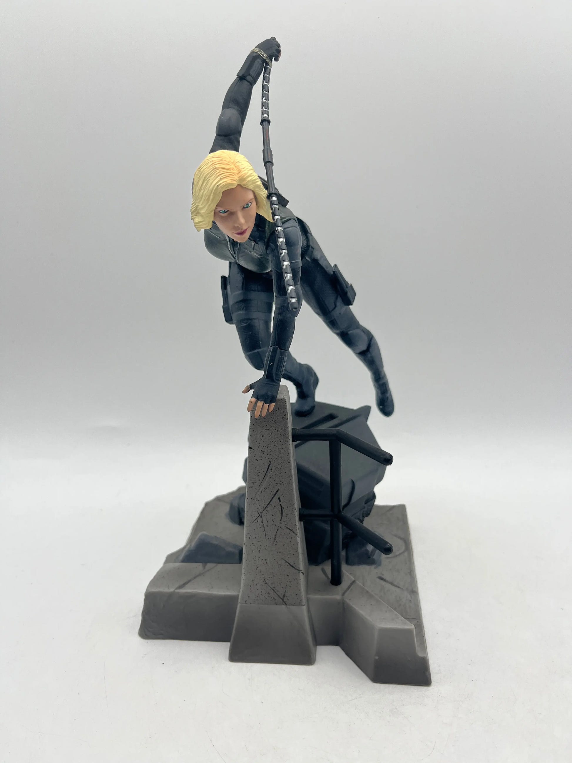 Diamond Select Toys Marvel Avengers Black Widow PVC Diorama 9" Figure image 1