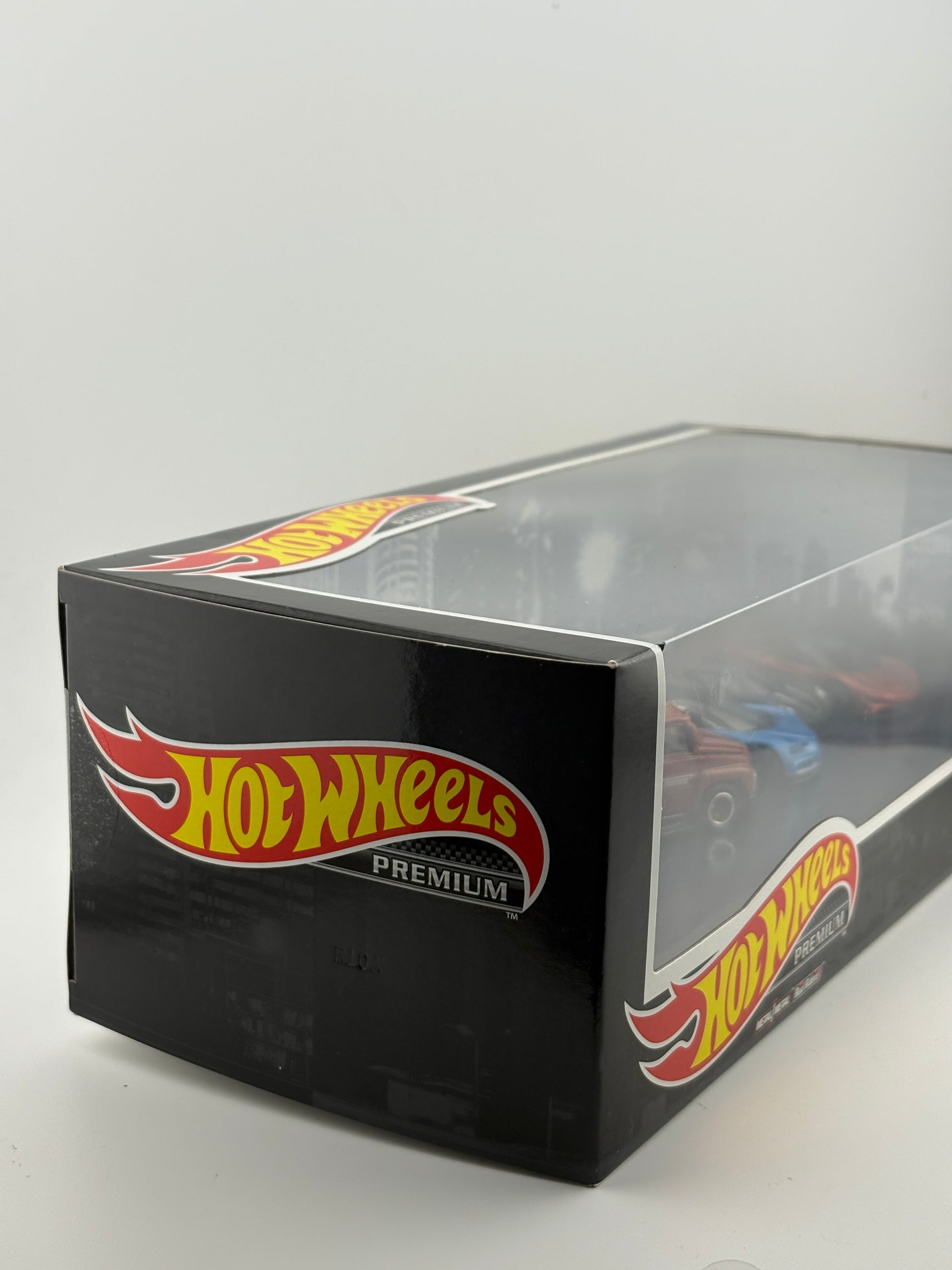 Hot Wheels Premium Carry On 4 Car Set Bugatti McLaren FRENLY BRICKS - Open 7 Days