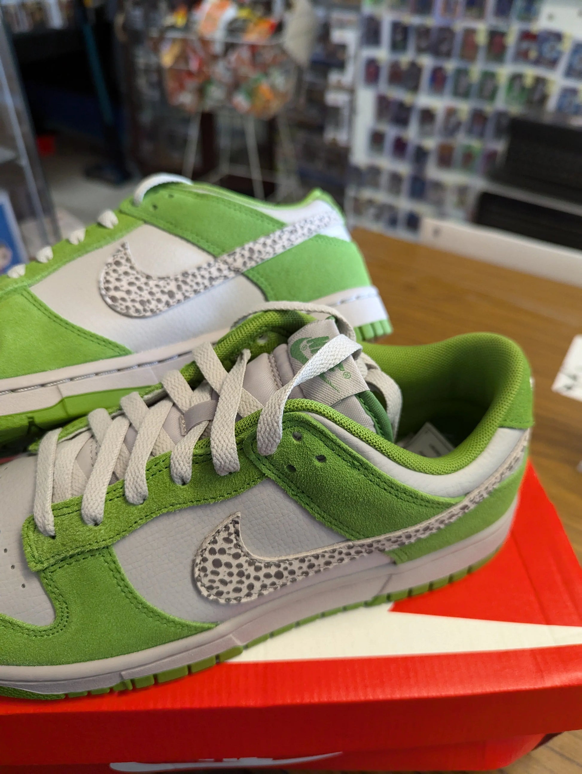 Nike Dunk Low AS Mens Shoes US 8.5 New Safari Swoosh Chlorophyll *box damage* FRENLY BRICKS - Open 7 Days