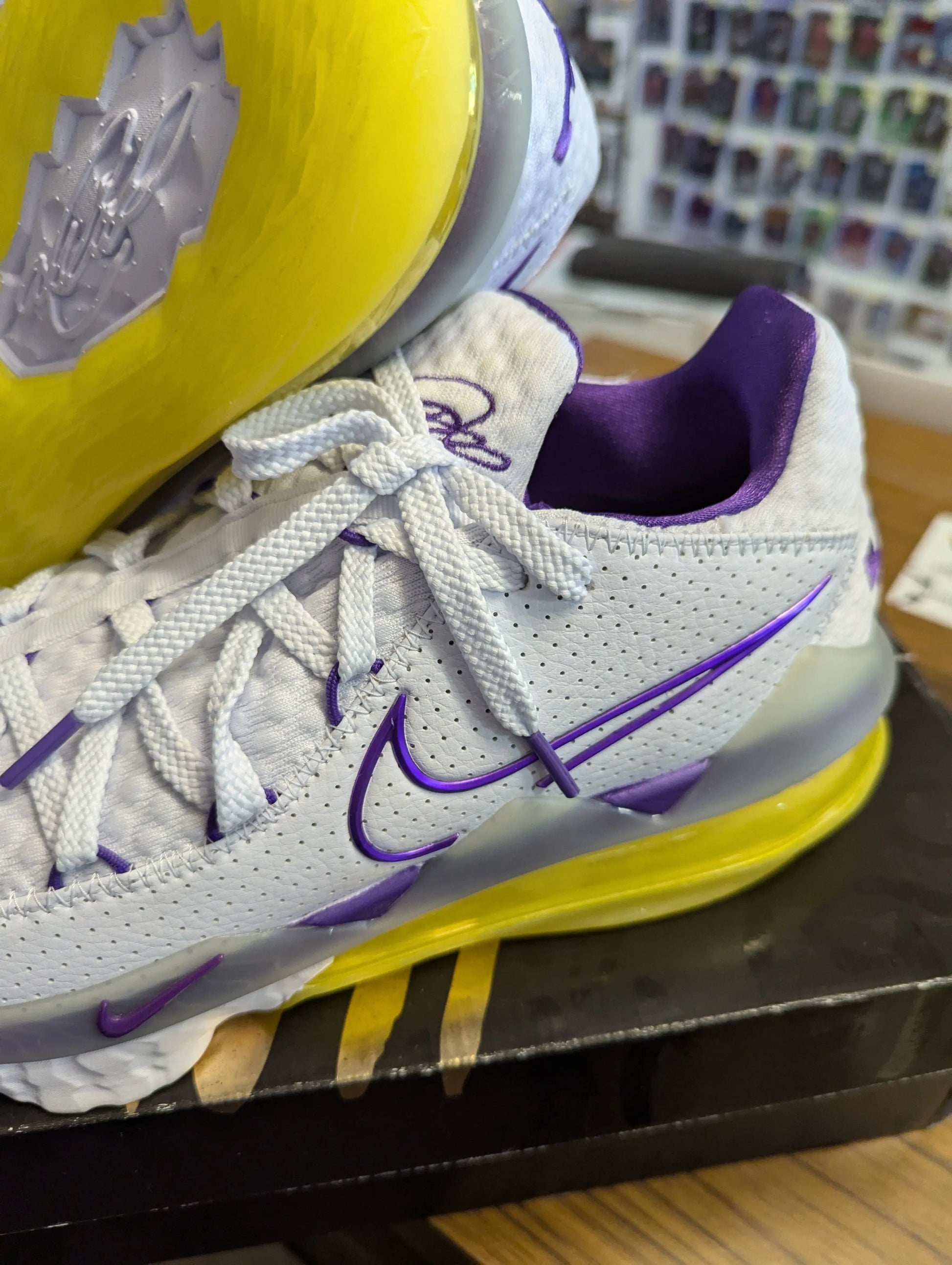 NIKE LEBRON XVII 17 LOW LAKERS BASKETBALL SHOES WHITE RARE CD5007-102 (SIZE 10) used FRENLY BRICKS - Open 7 Days