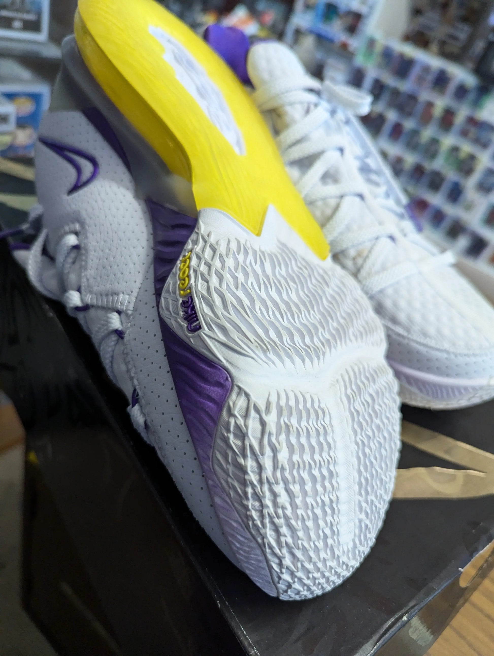 NIKE LEBRON XVII 17 LOW LAKERS BASKETBALL SHOES WHITE RARE CD5007-102 (SIZE 10) used FRENLY BRICKS - Open 7 Days