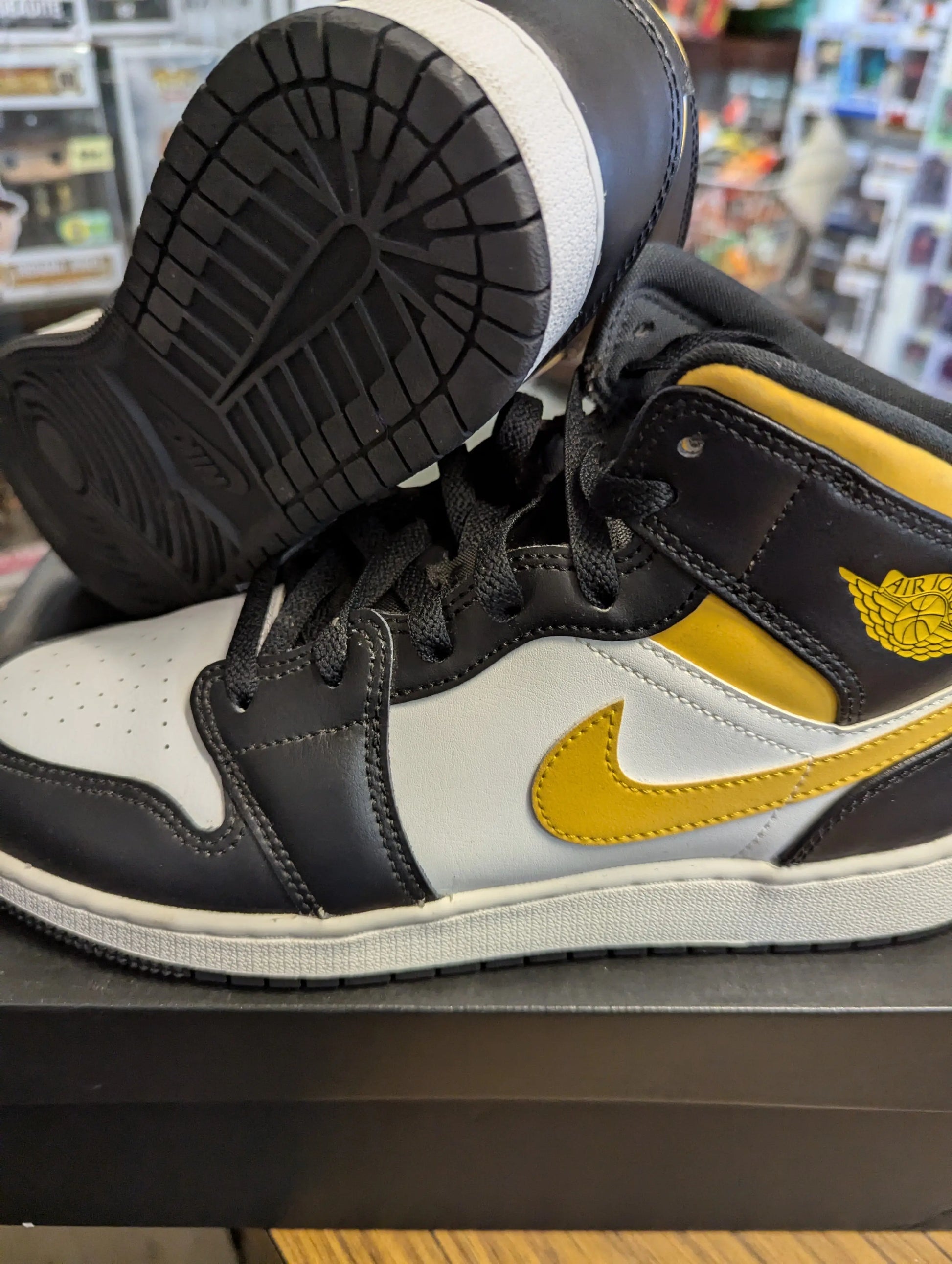 Jordan 1 Mid 'Pollen' USED GS (US7Y - US 8.5 womens) Panda Chicago FRENLY BRICKS - Open 7 Days