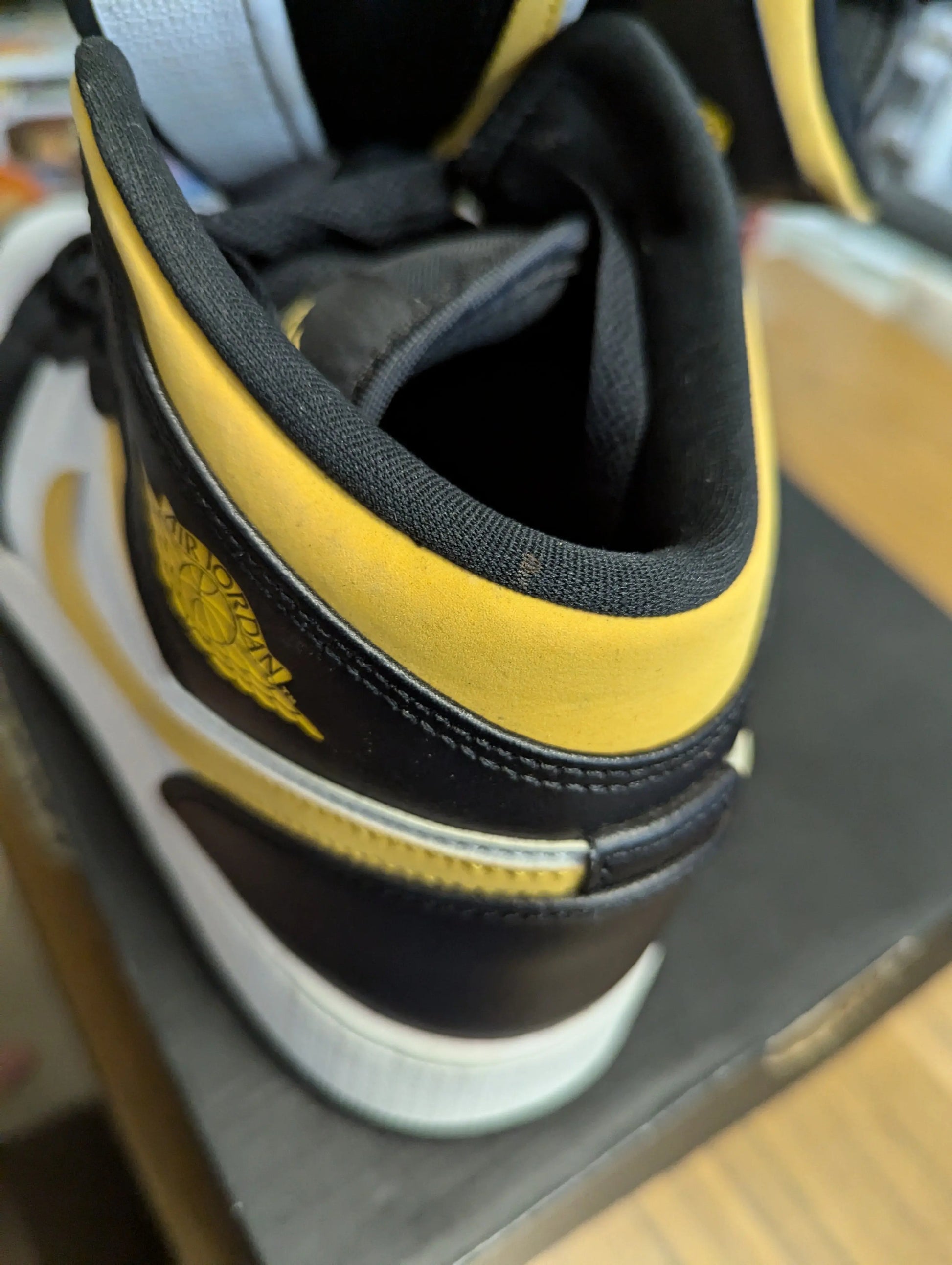 Jordan 1 Mid 'Pollen' USED GS (US7Y - US 8.5 womens) Panda Chicago FRENLY BRICKS - Open 7 Days