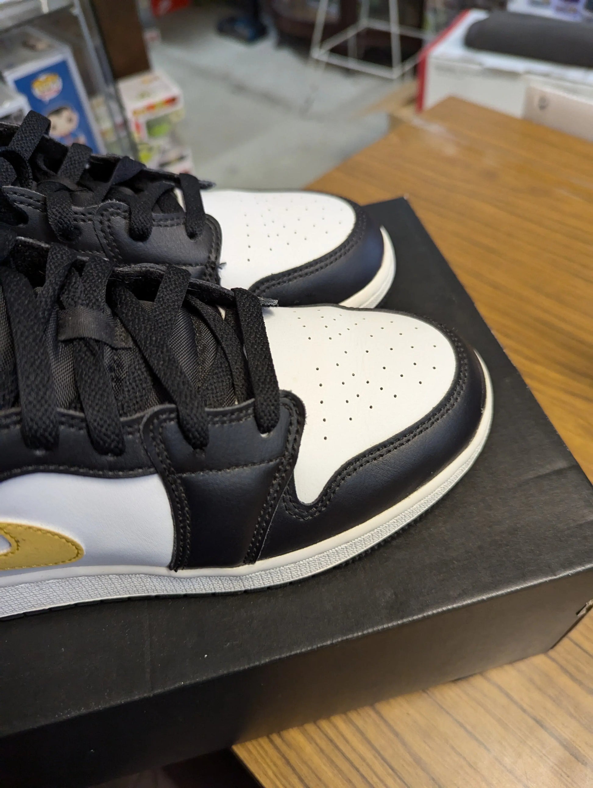 Jordan 1 Mid 'Pollen' USED GS (US7Y - US 8.5 womens) Panda Chicago FRENLY BRICKS - Open 7 Days