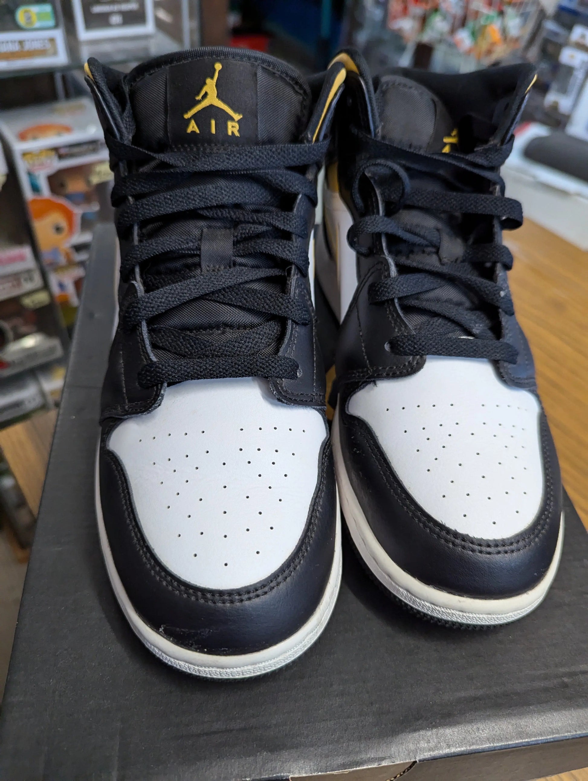 Jordan 1 Mid 'Pollen' USED GS (US7Y - US 8.5 womens) Panda Chicago FRENLY BRICKS - Open 7 Days