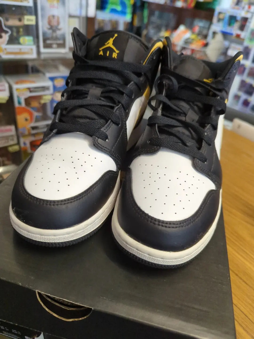 Jordan 1 Mid 'Pollen' USED GS (US7Y - US 8.5 womens) Panda Chicago FRENLY BRICKS - Open 7 Days