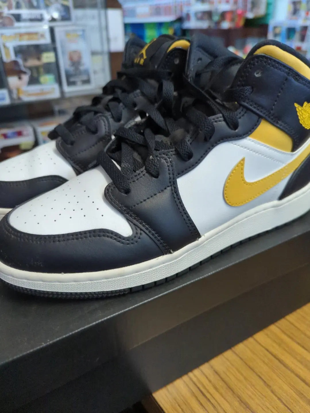 Jordan 1 Mid 'Pollen' USED GS (US7Y - US 8.5 womens) Panda Chicago FRENLY BRICKS - Open 7 Days