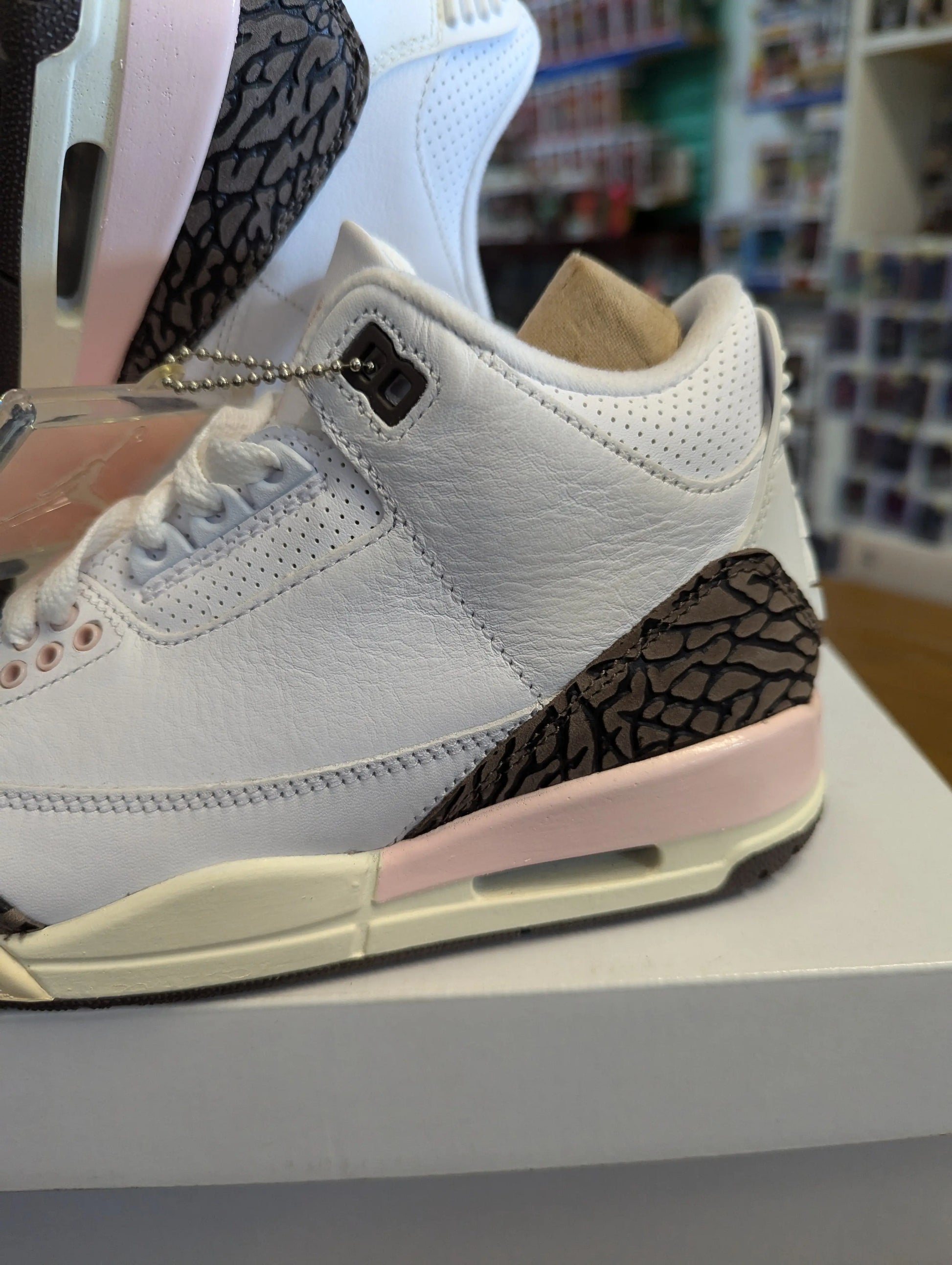 Air Jordan 3 'Neapolitan' White Sneaker, Size 6 used pre-owned CK9246-102 FRENLY BRICKS - Open 7 Days