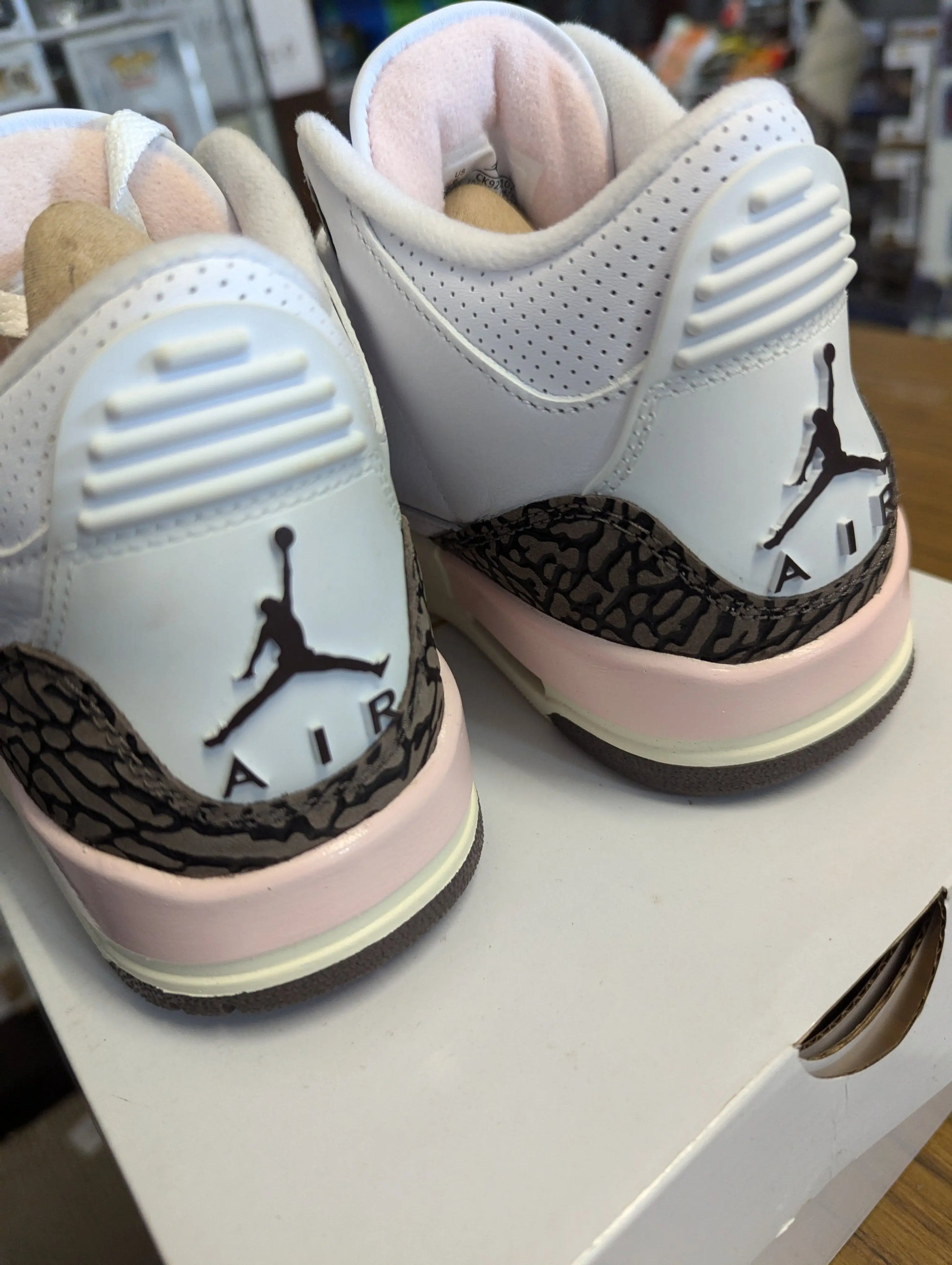 Air Jordan 3 'Neapolitan' White Sneaker, Size 6 used pre-owned CK9246-102 FRENLY BRICKS - Open 7 Days