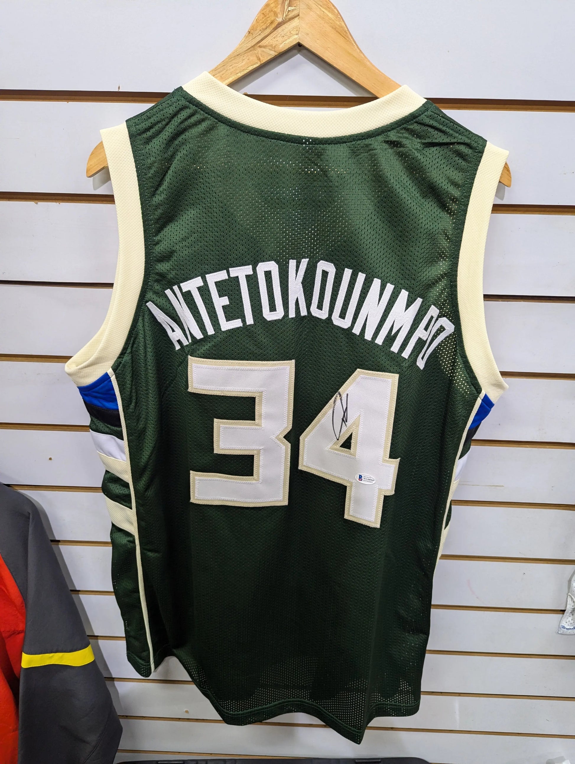 BUCKS GIANNIS #34 ANTETOKOUNMPO AUTOGRAPHED GREEN JERSEY BECKETT WITNESS FRENLY BRICKS - Open 7 Days