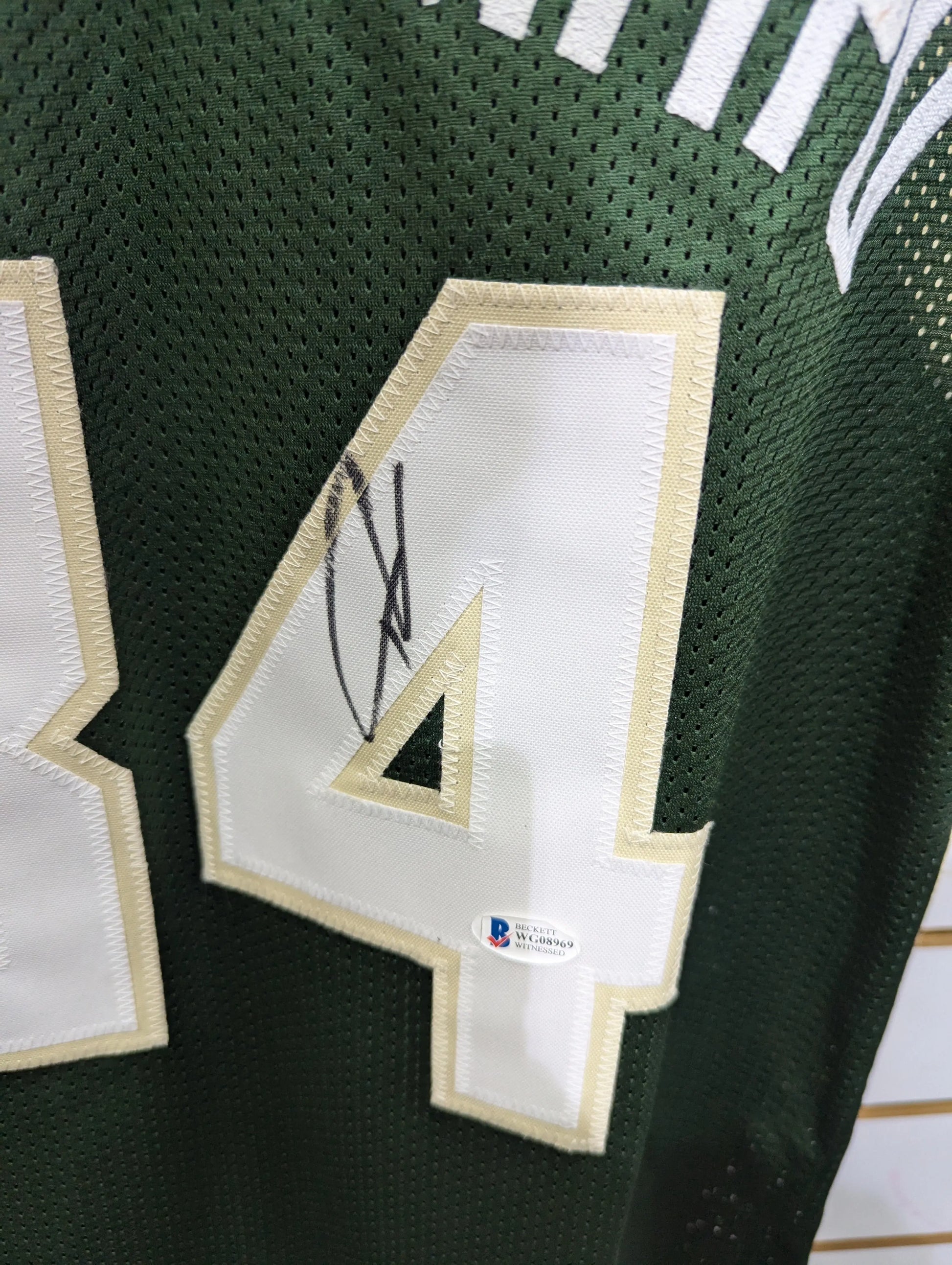 BUCKS GIANNIS #34 ANTETOKOUNMPO AUTOGRAPHED GREEN JERSEY BECKETT WITNESS FRENLY BRICKS - Open 7 Days