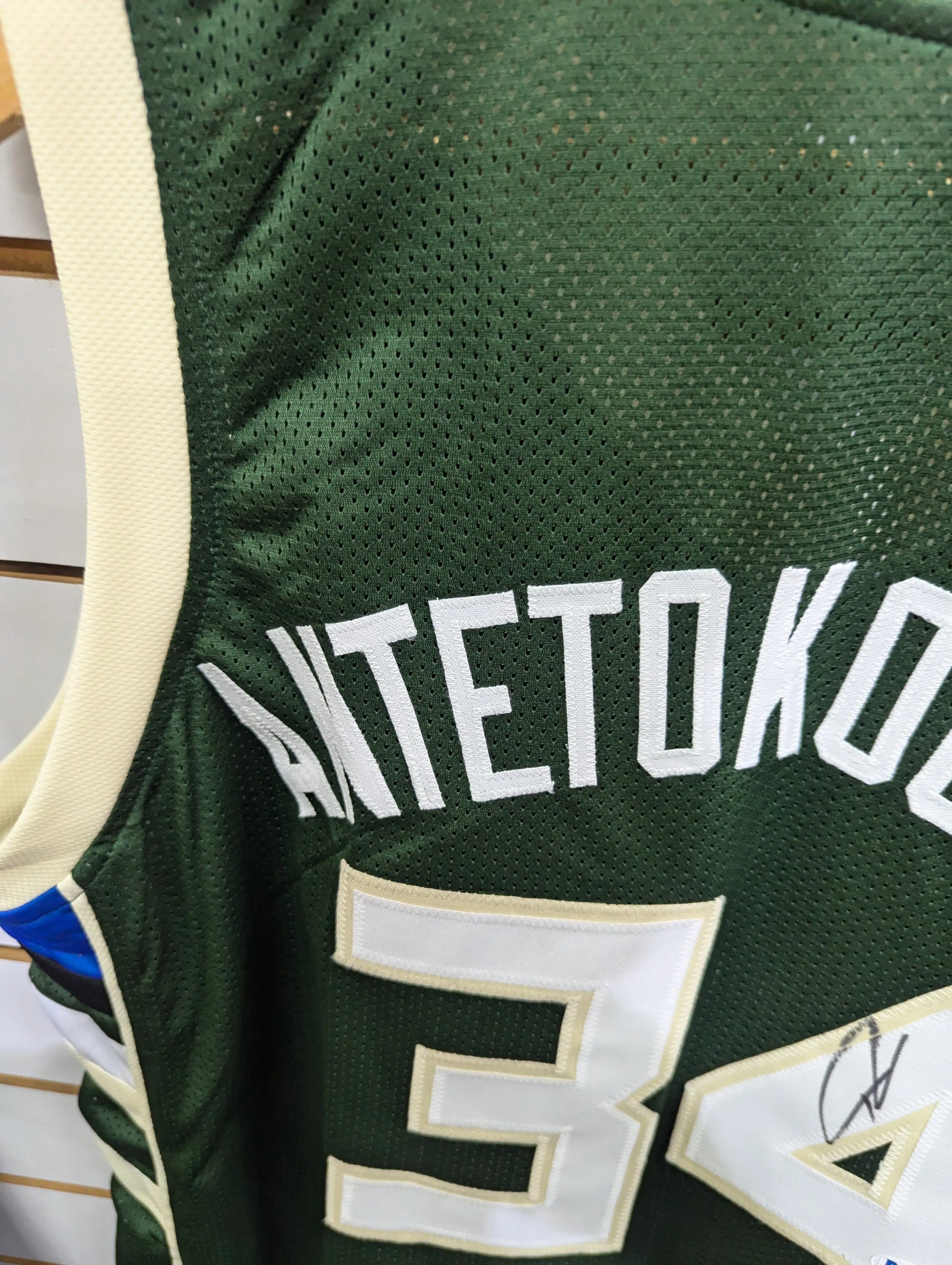 BUCKS GIANNIS #34 ANTETOKOUNMPO AUTOGRAPHED GREEN JERSEY BECKETT WITNESS FRENLY BRICKS - Open 7 Days