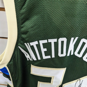 BUCKS GIANNIS #34 ANTETOKOUNMPO AUTOGRAPHED GREEN JERSEY BECKETT WITNESS FRENLY BRICKS - Open 7 Days