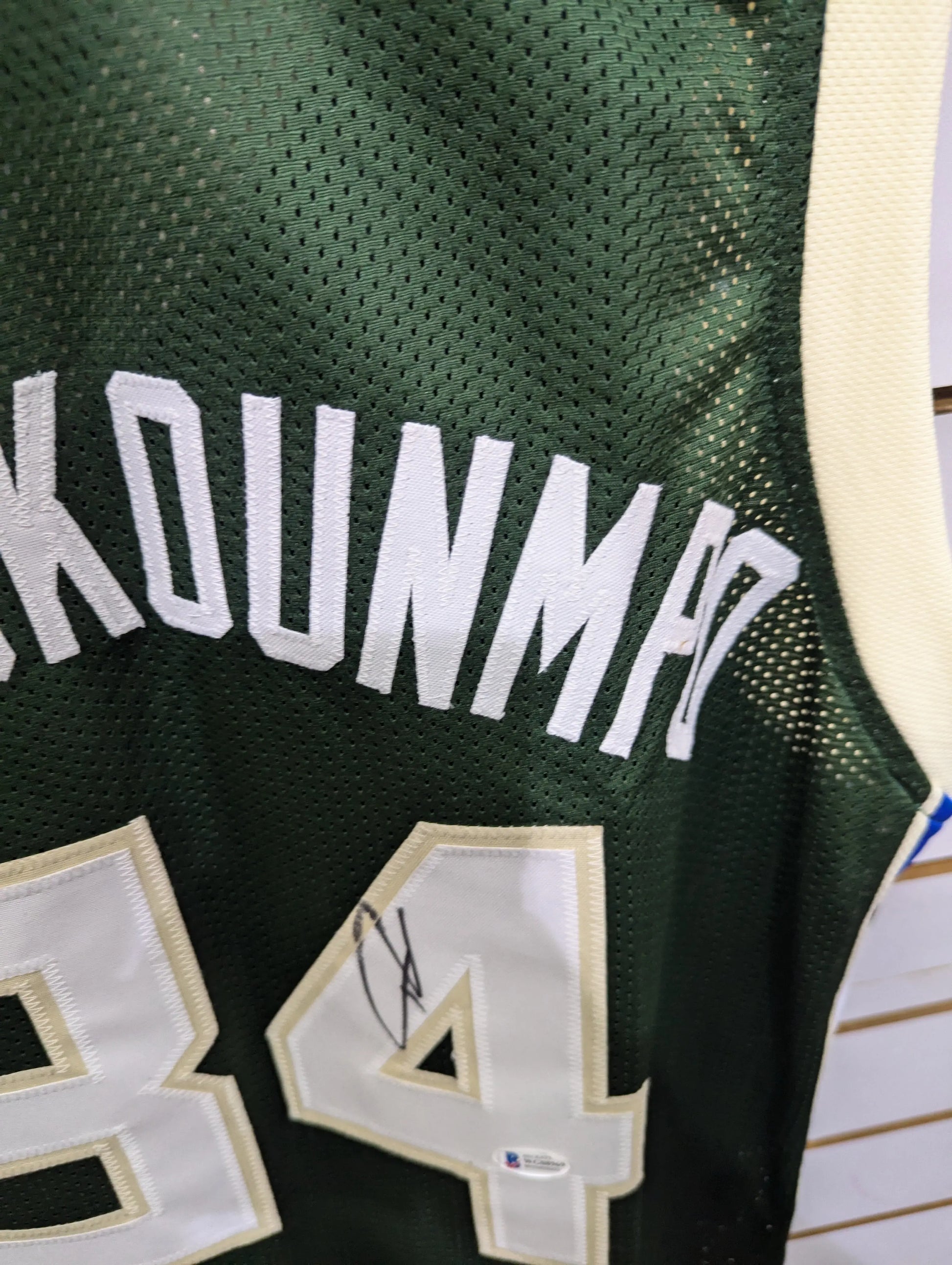 BUCKS GIANNIS #34 ANTETOKOUNMPO AUTOGRAPHED GREEN JERSEY BECKETT WITNESS FRENLY BRICKS - Open 7 Days