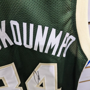 BUCKS GIANNIS #34 ANTETOKOUNMPO AUTOGRAPHED GREEN JERSEY BECKETT WITNESS FRENLY BRICKS - Open 7 Days