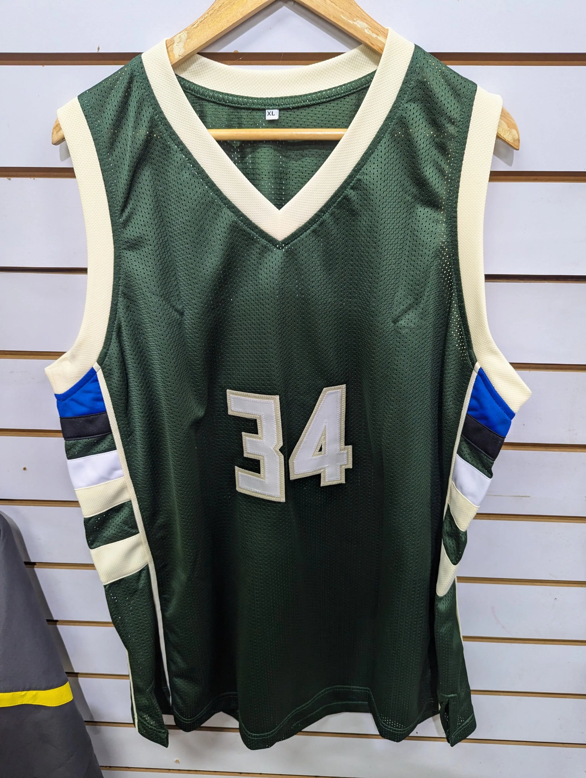 BUCKS GIANNIS #34 ANTETOKOUNMPO AUTOGRAPHED GREEN JERSEY BECKETT WITNESS FRENLY BRICKS - Open 7 Days