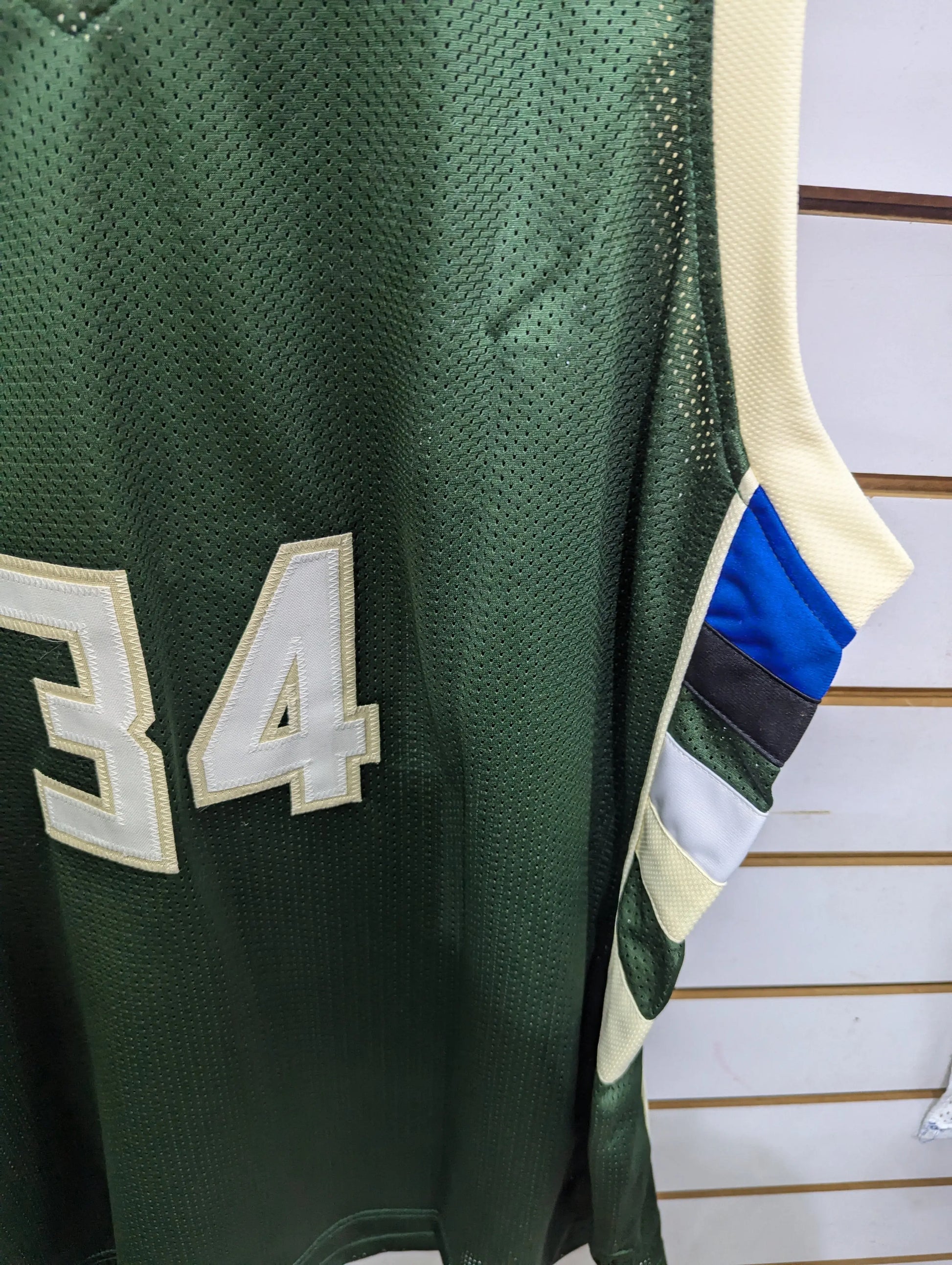 BUCKS GIANNIS #34 ANTETOKOUNMPO AUTOGRAPHED GREEN JERSEY BECKETT WITNESS FRENLY BRICKS - Open 7 Days