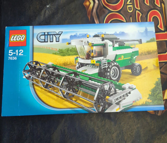 LEGO City Combine Harvester 7636 In 2009 FRENLY BRICKS - Open 7 Days