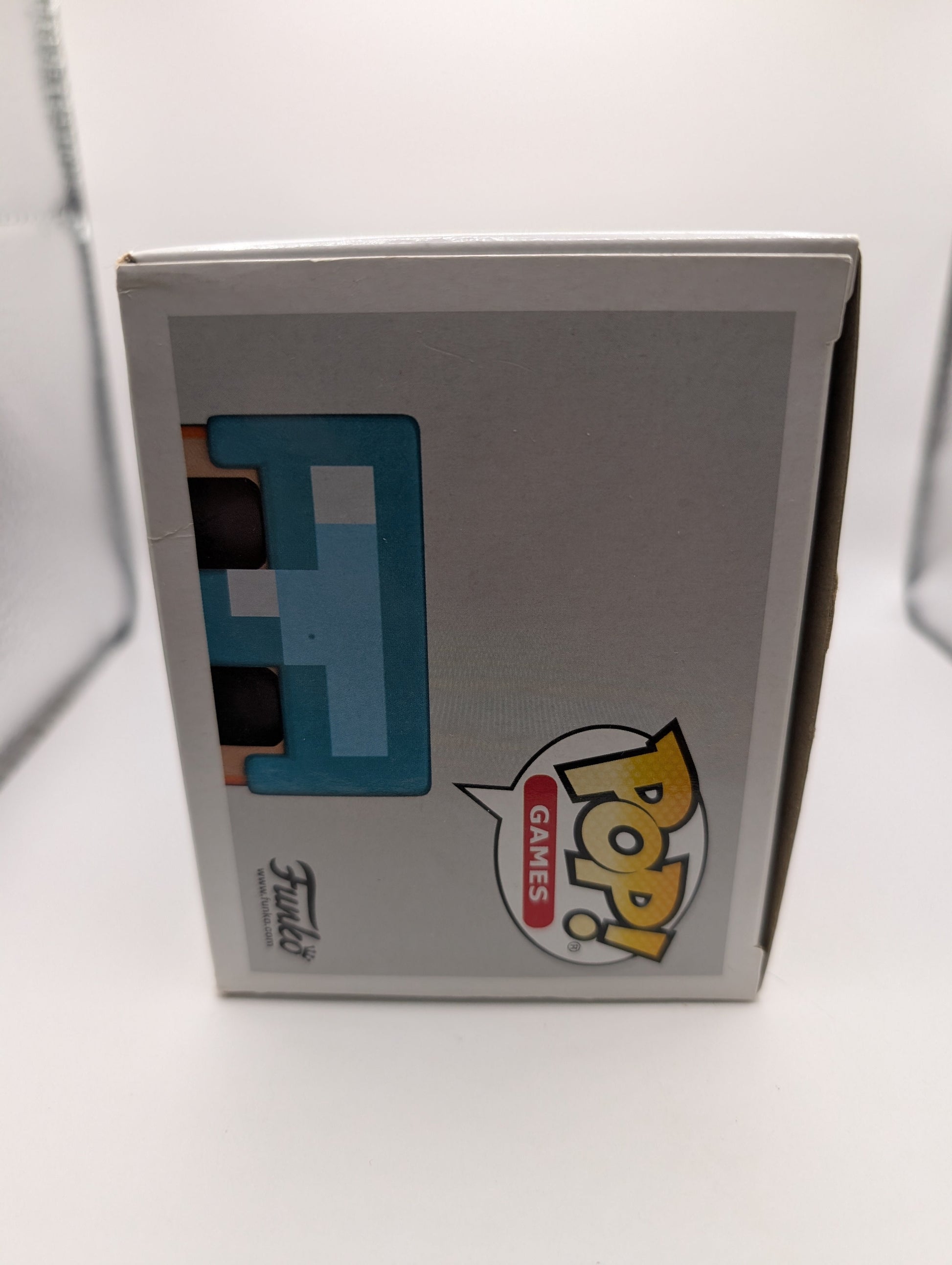 Funko Pop!  Minecraft - Alex In Diamond Armor # 323 2018 vaulted FRENLY BRICKS - Open 7 Days