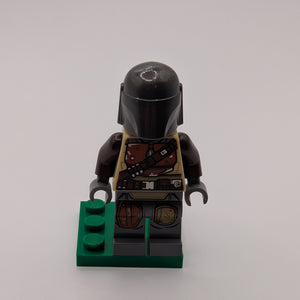 NEW - Lego Minifigure sw1057 The Mandalorian no cape MISPRINT HELMET FRENLY BRICKS - Open 7 Days