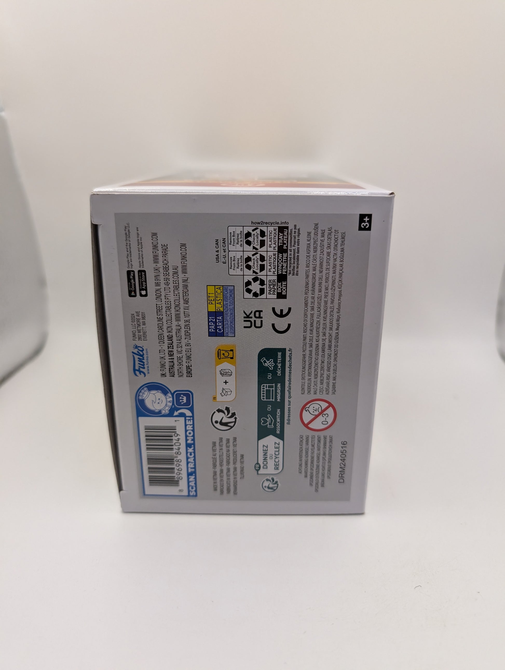 Travis Kelce Pop 257 - The Chiefs NFL Funko Pop! 2024  Taylor Swift Bracelet On