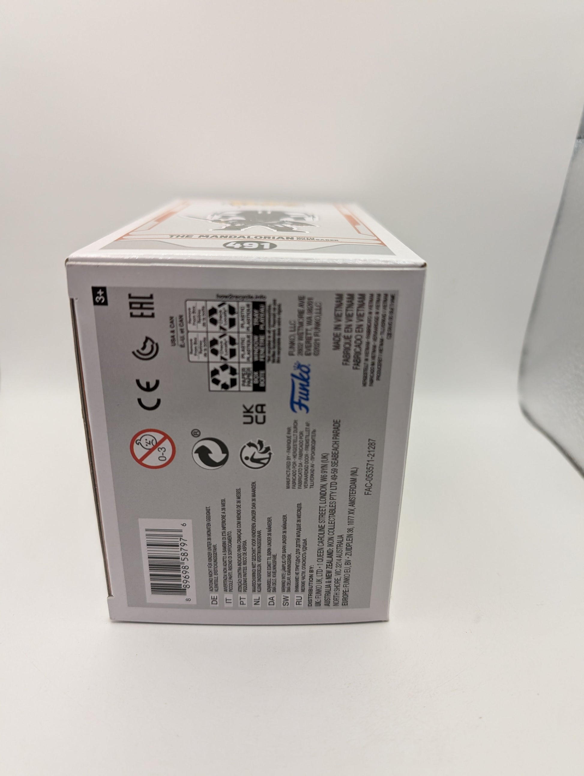 Funko Pop! Star Wars The Mandalorian With Darksaber Glows In The Dark #491 FRENLY BRICKS - Open 7 Days