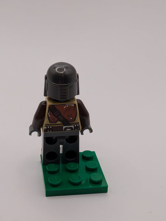 NEW - Lego Minifigure sw1057 The Mandalorian no cape MISPRINT HELMET FRENLY BRICKS - Open 7 Days