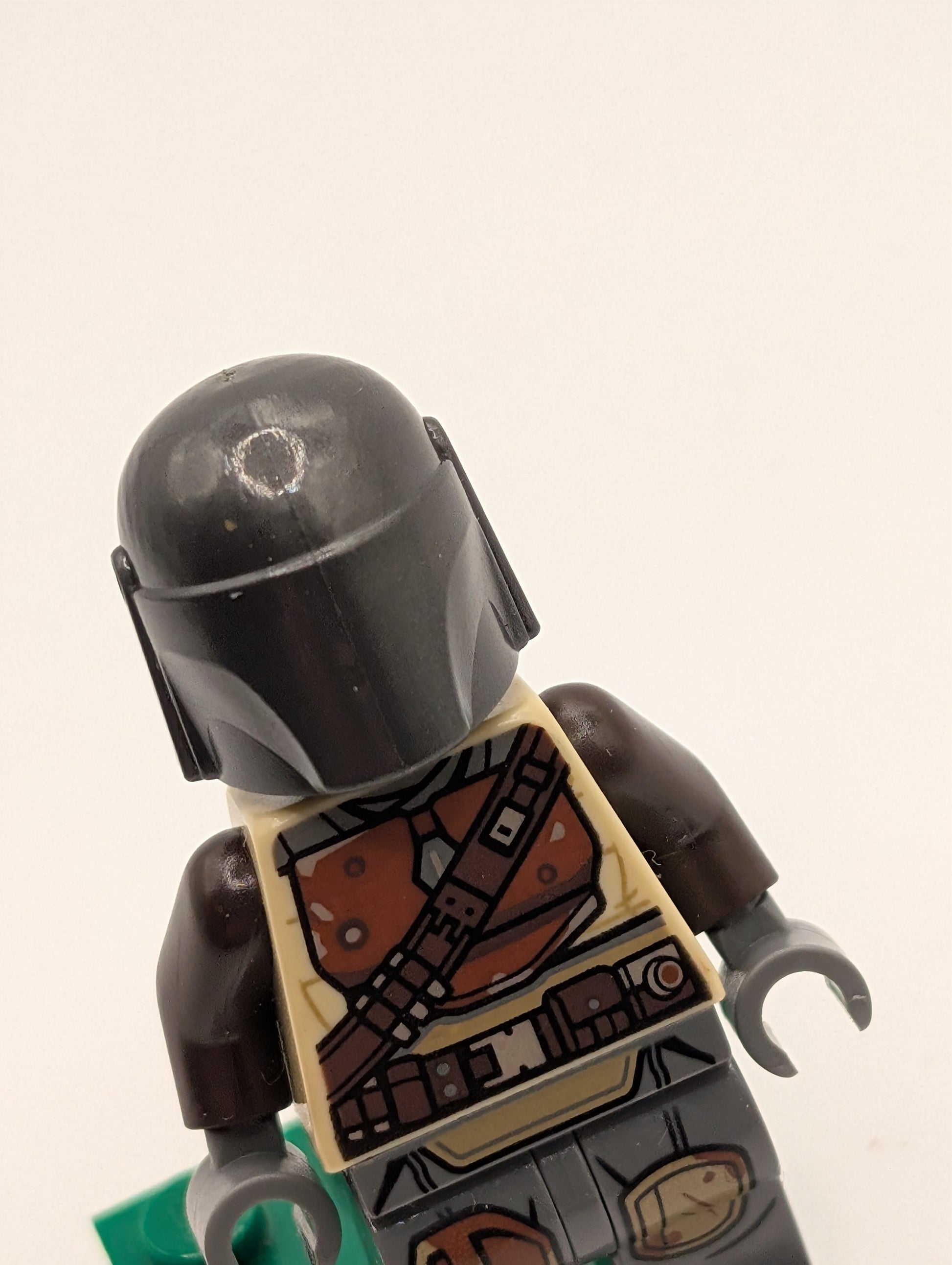 NEW - Lego Minifigure sw1057 The Mandalorian no cape MISPRINT HELMET FRENLY BRICKS - Open 7 Days