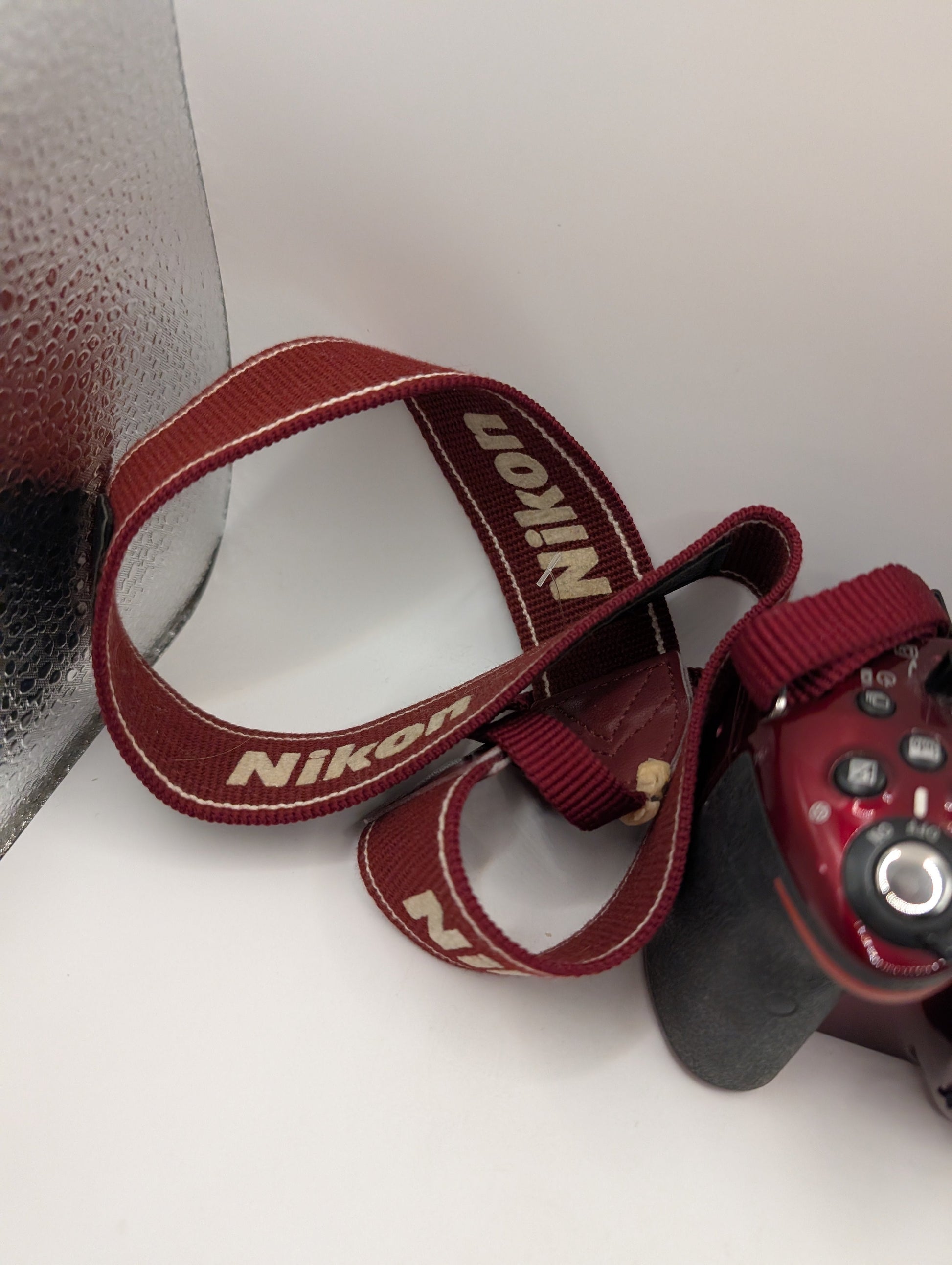 Nikon D5200 Digital Camera Red 24.1 Megapixel 3.2" No battery Untested FRENLY BRICKS - Open 7 Days