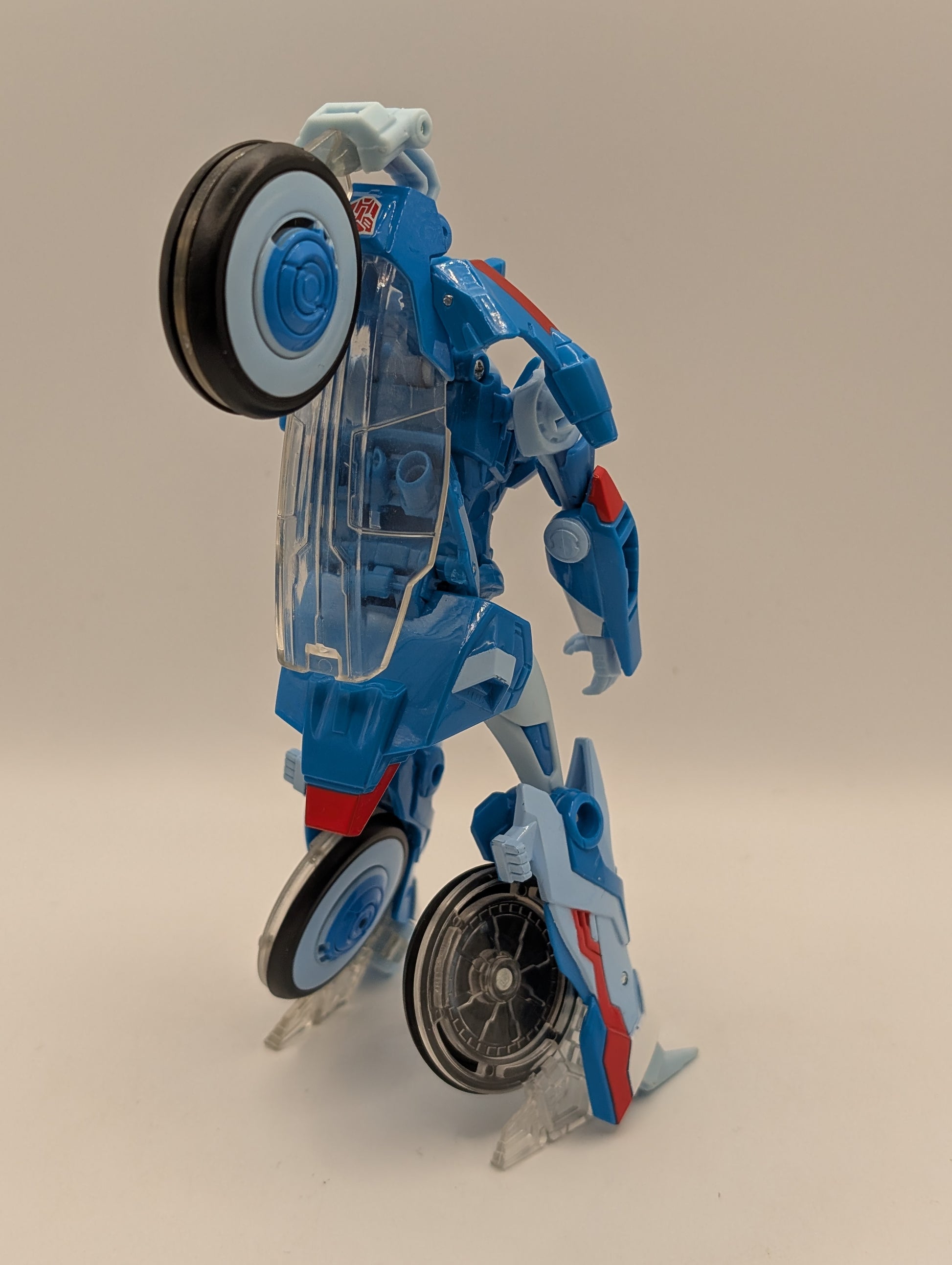TRANSFORMERS GENERATIONS THRILLING 30TH ANNIVERSARY DELUXE CLASS CHROMIA