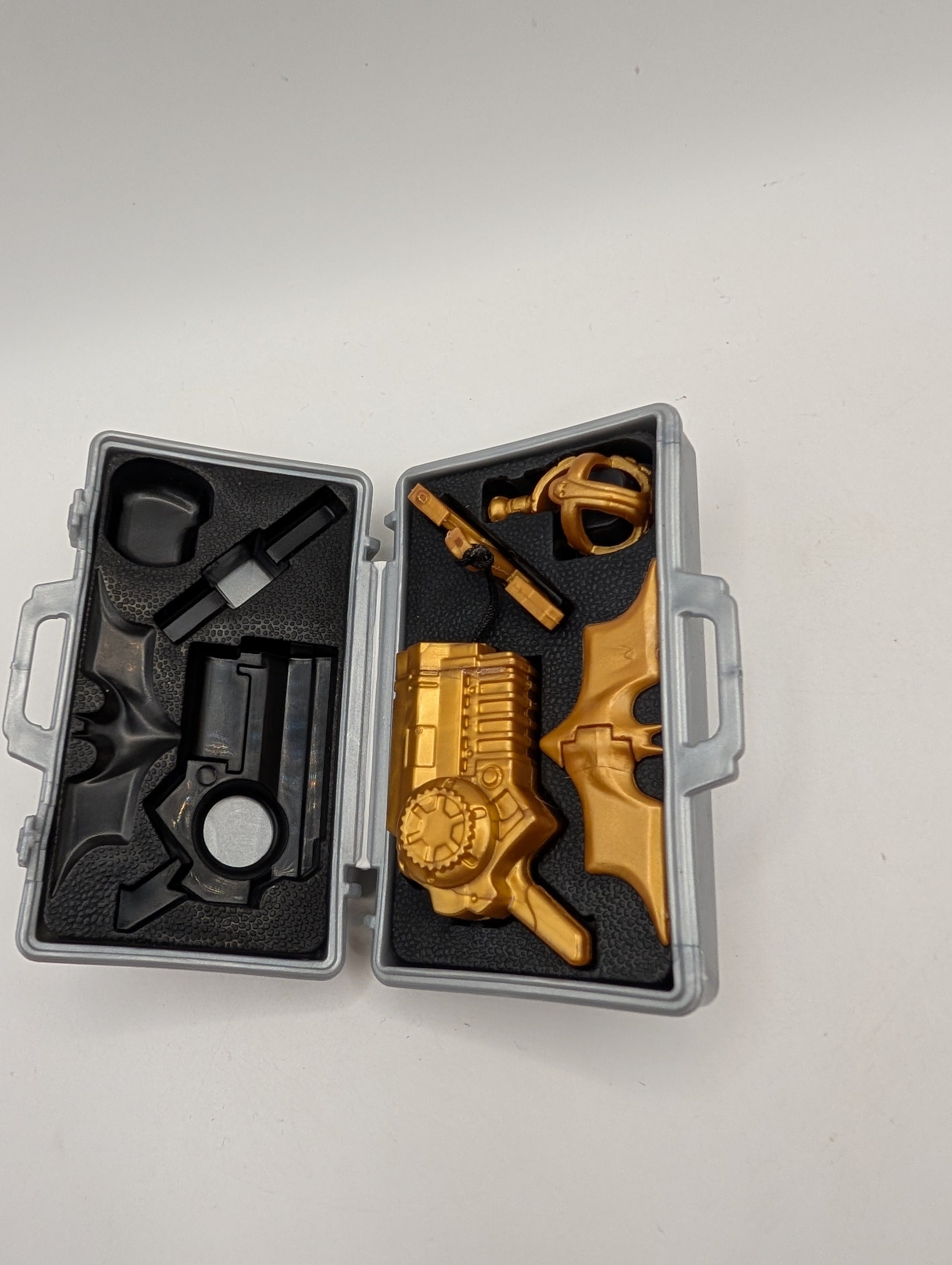 2004 WAYNE ENTERPRISES Dark Knight BATMAN 3" Toy Suitcase Accessory - Complete A FRENLY BRICKS - Open 7 Days