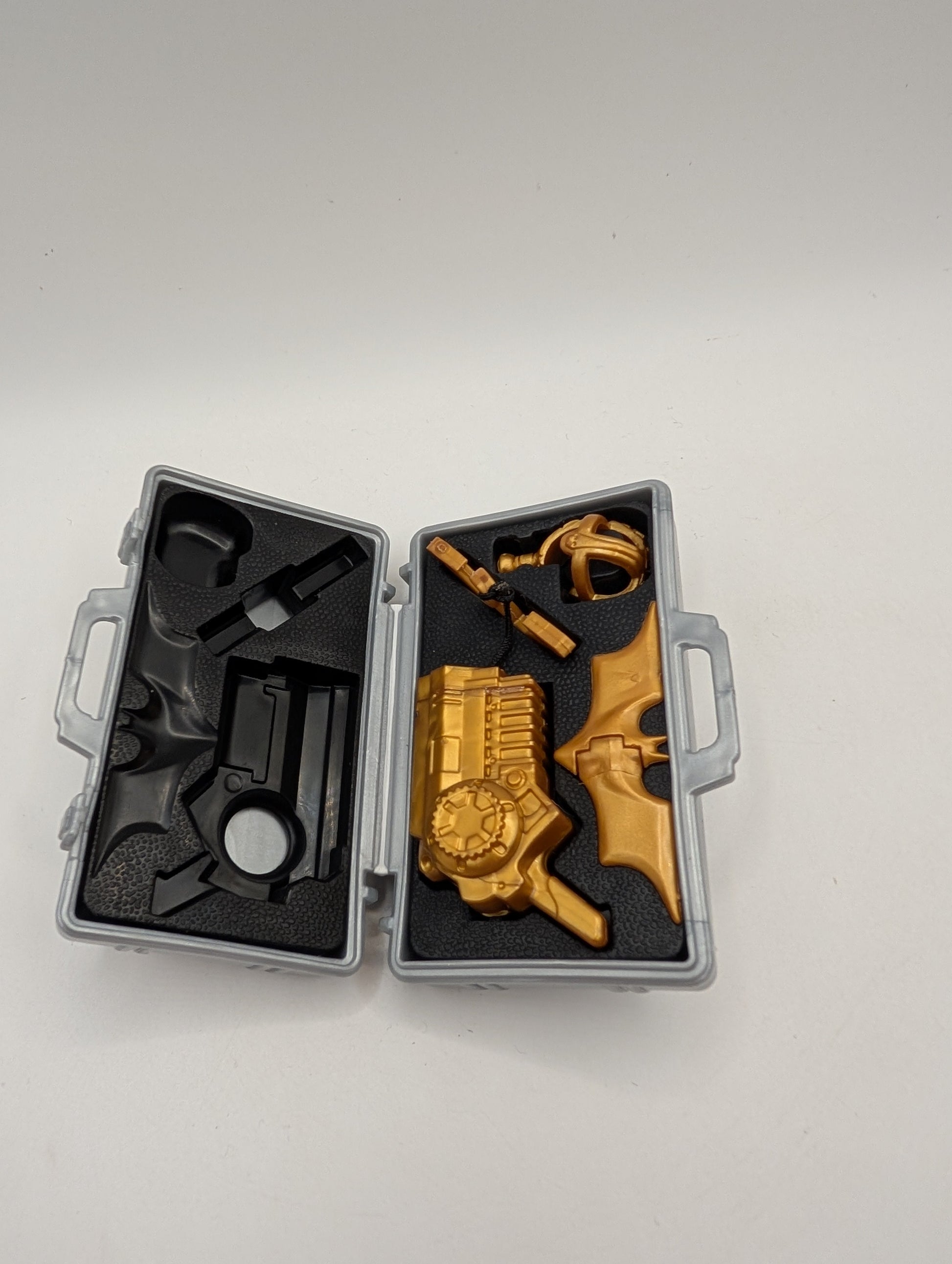 2004 WAYNE ENTERPRISES Dark Knight BATMAN 3" Toy Suitcase Accessory - Complete A FRENLY BRICKS - Open 7 Days