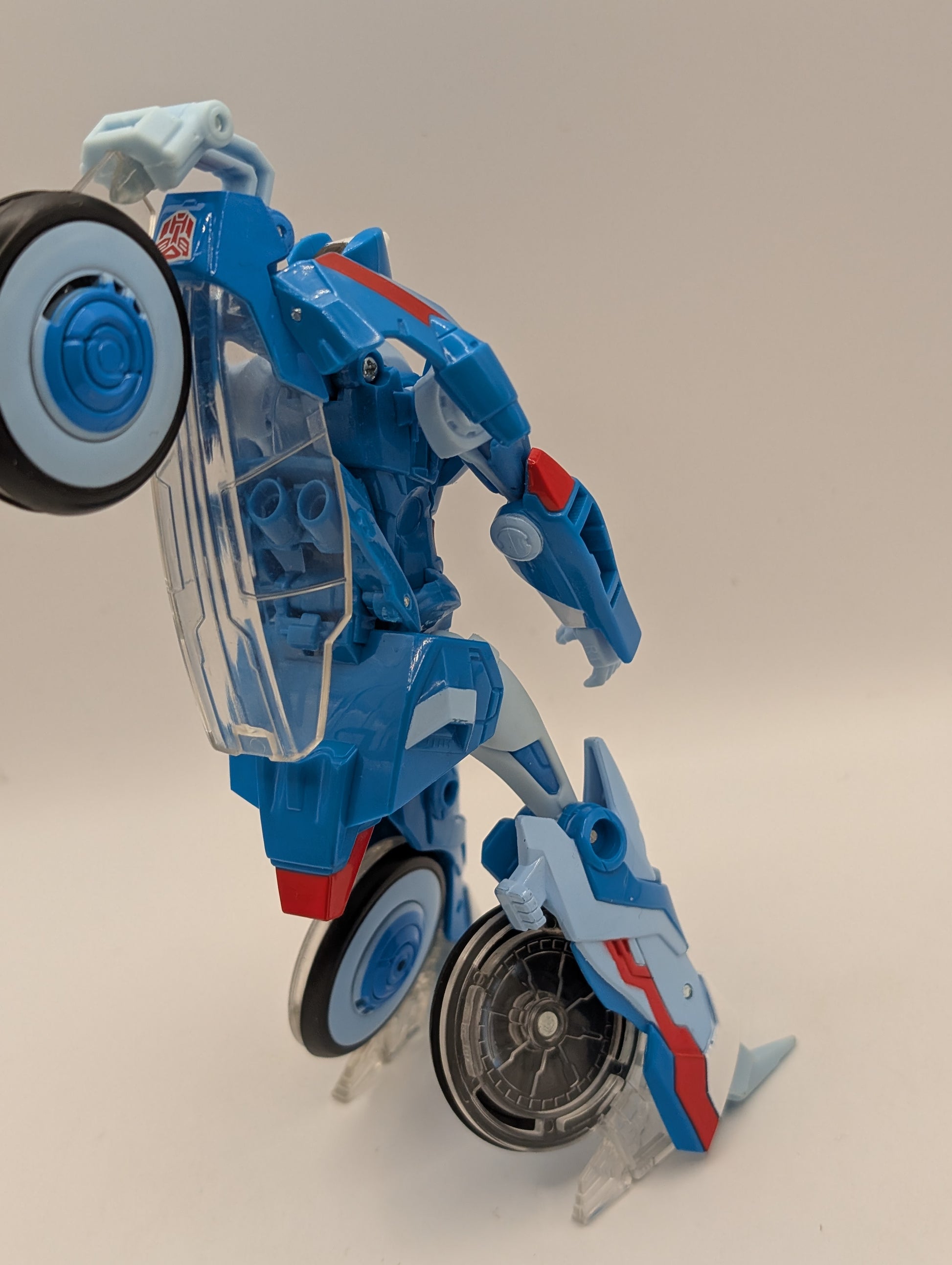 TRANSFORMERS GENERATIONS THRILLING 30TH ANNIVERSARY DELUXE CLASS CHROMIA